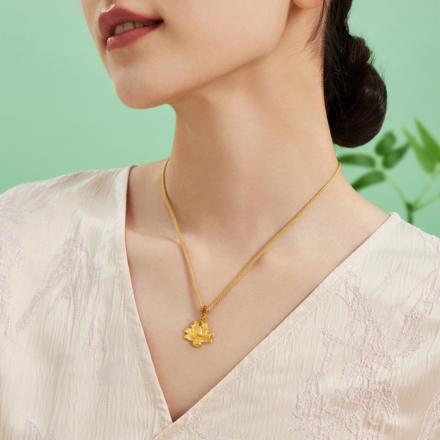 六福珠宝爱意生莲黄金吊坠女5.20克礼物足金莲花挂坠计价031357PA