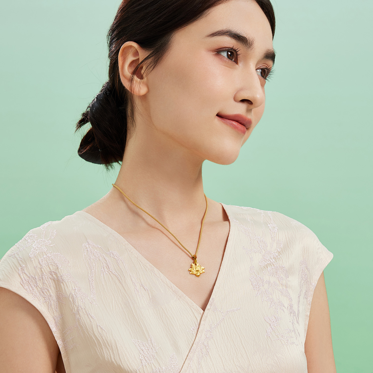 六福珠宝爱意生莲黄金吊坠女5.20克礼物足金莲花挂坠计价031357PA