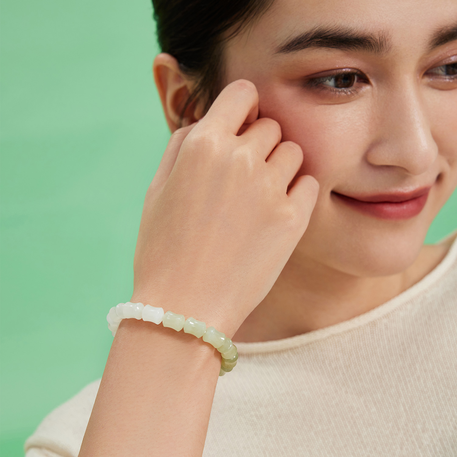 六福珠宝光面渐变和田玉手串女款日常竹节珠玉石手链F21A0029DS