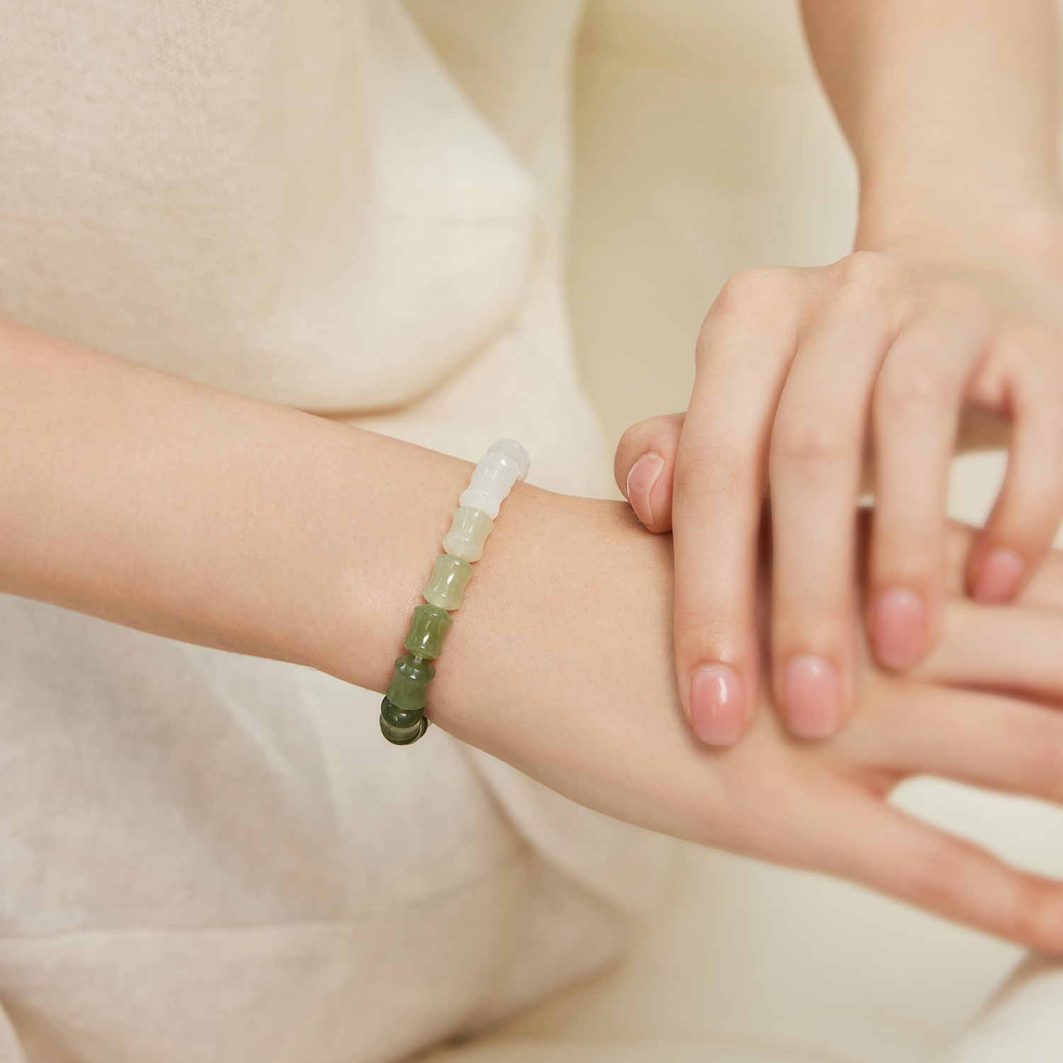 六福珠宝光面渐变和田玉手串女款日常竹节珠玉石手链F21A0029DS