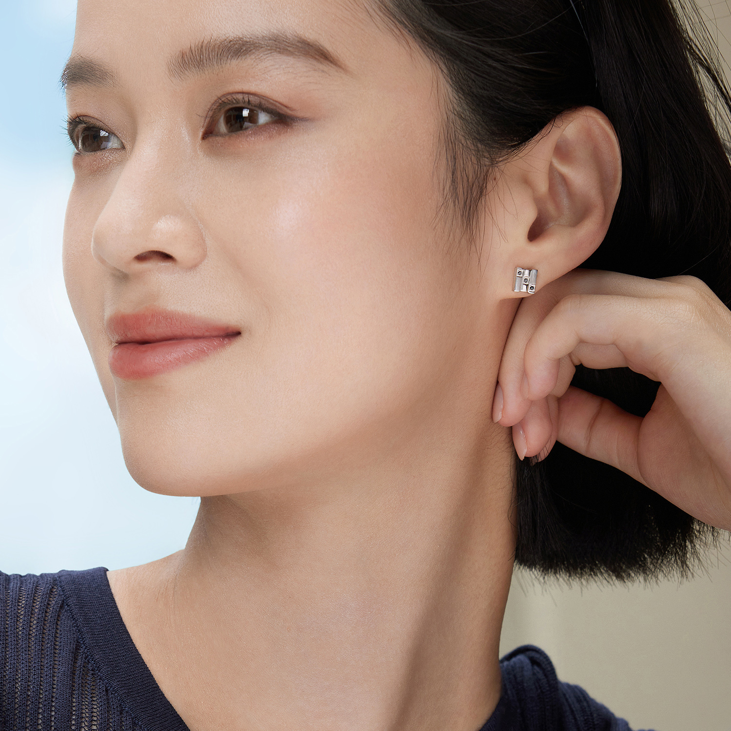 六福珠宝黑钻魔方铂金耳钉铂950男女款手工拉丝白金耳环HEJ0010DS