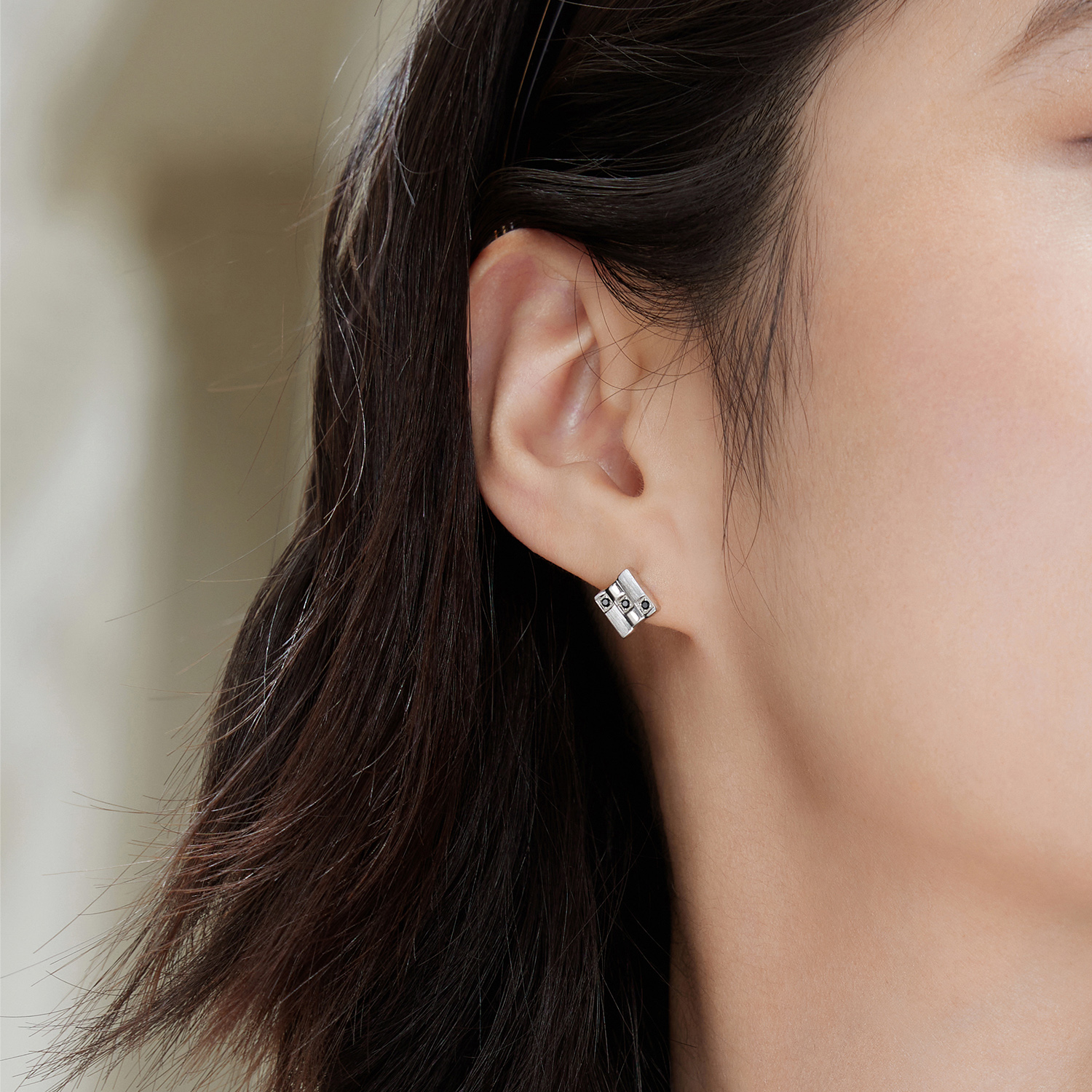 六福珠宝黑钻魔方铂金耳钉铂950男女款手工拉丝白金耳环HEJ0010DS