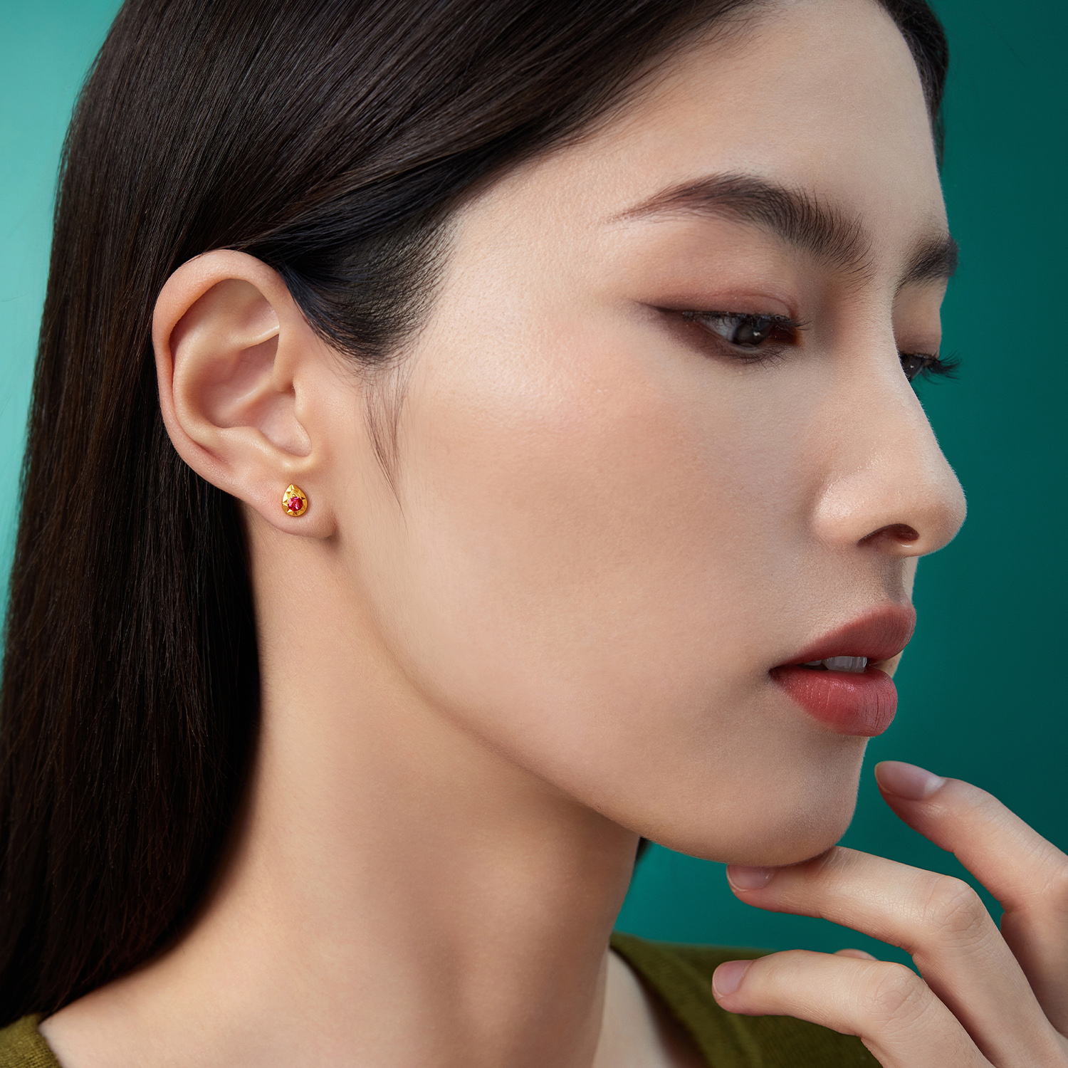 六福珠宝红宝意趣水滴黄金耳钉耳环女款足金红宝石耳饰GJA0057DS