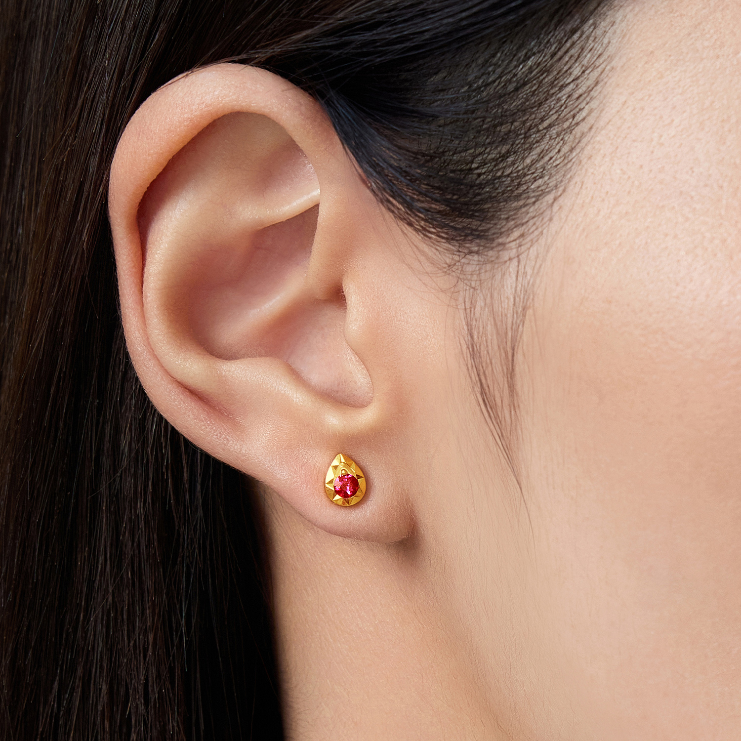 六福珠宝红宝意趣水滴黄金耳钉耳环女款足金红宝石耳饰GJA0057DS