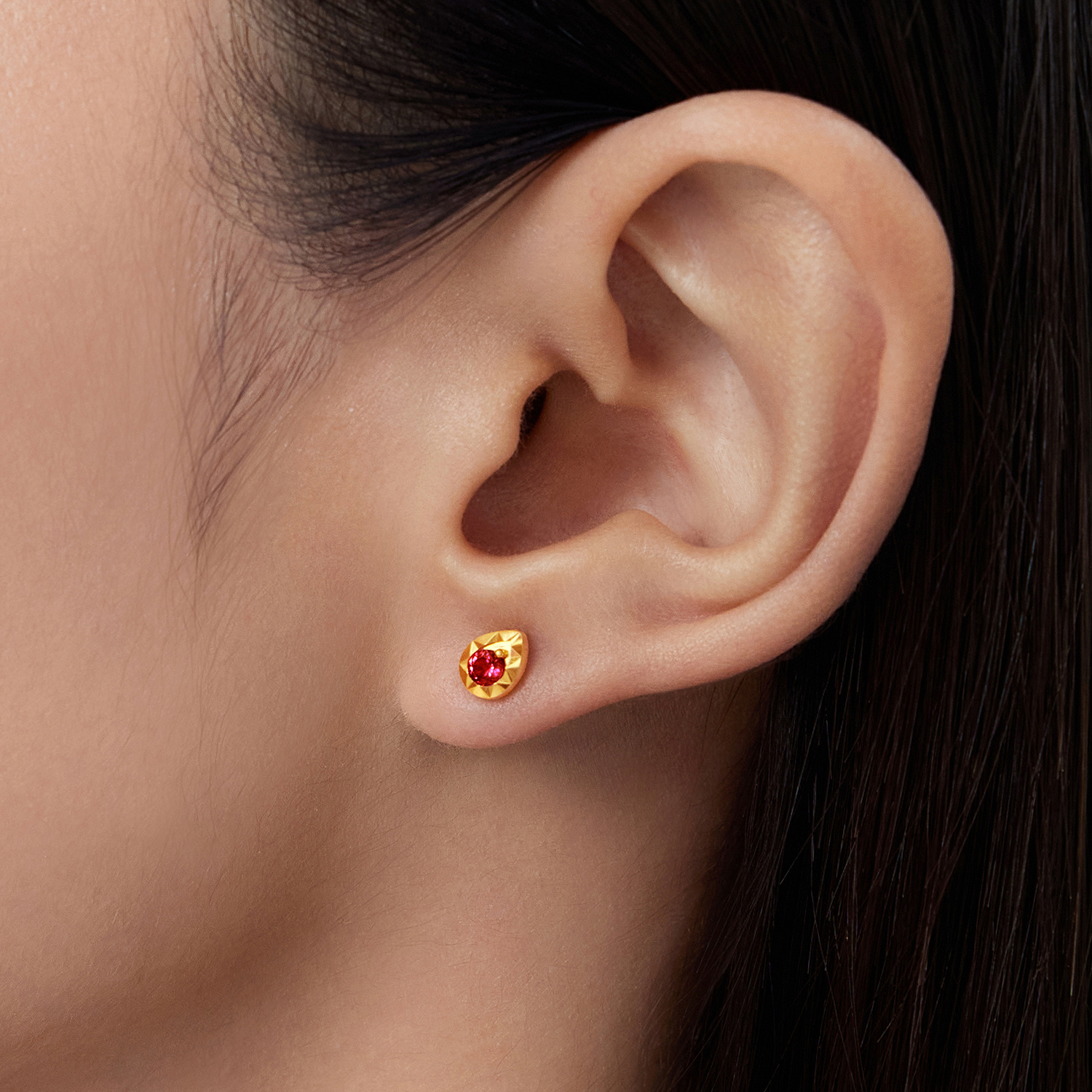 六福珠宝红宝意趣水滴黄金耳钉耳环女款足金红宝石耳饰GJA0057DS