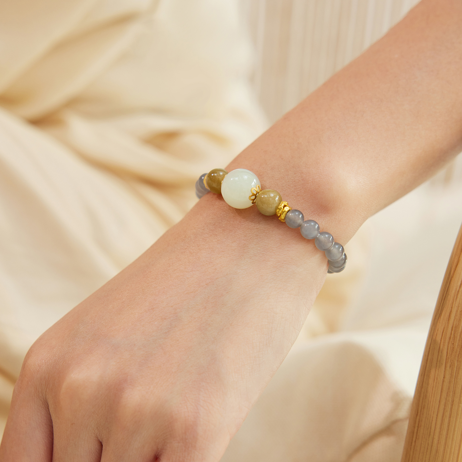 六福珠宝染墨云烟多宝和田玉手串碎金子黄金手链女圆珠FQA0003DS