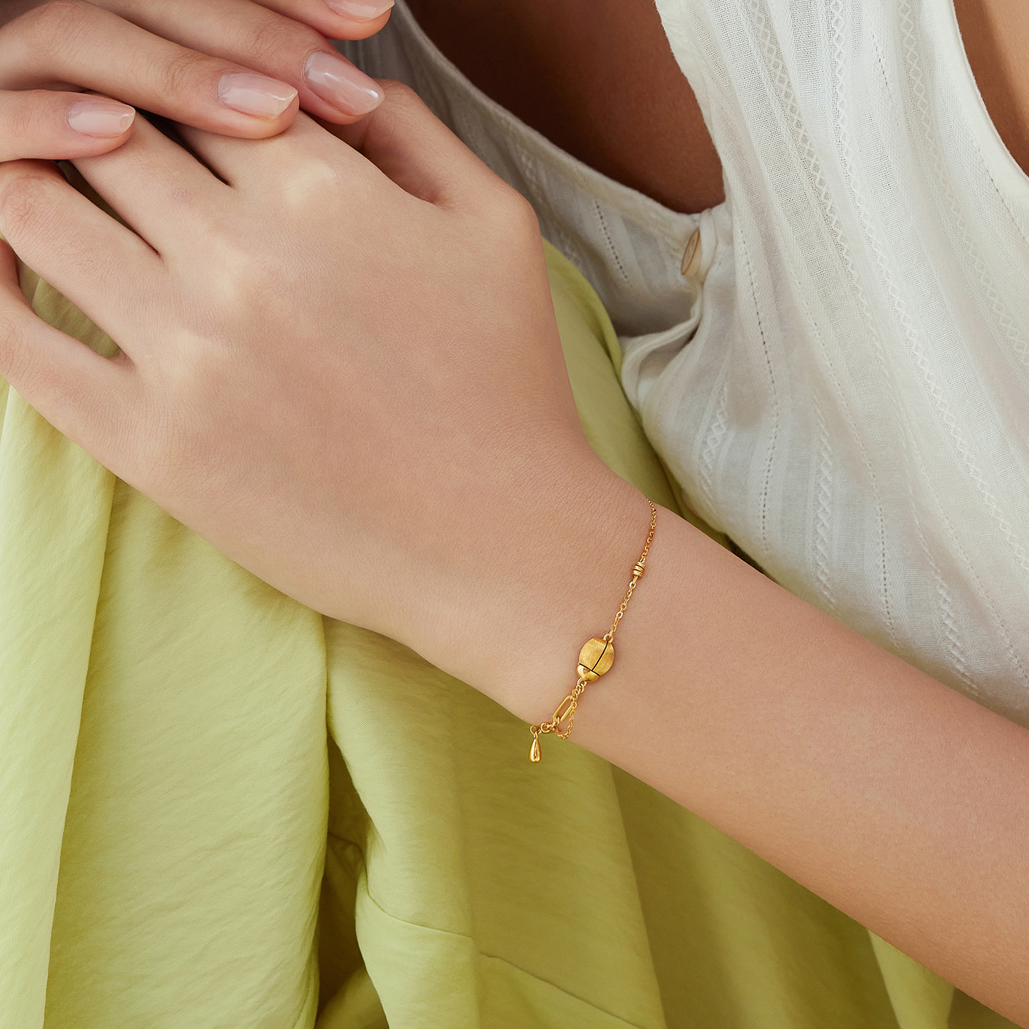 六福珠宝甲壳虫黄金手链女5G手工拉丝电黑足金首饰计价EFG0003DS