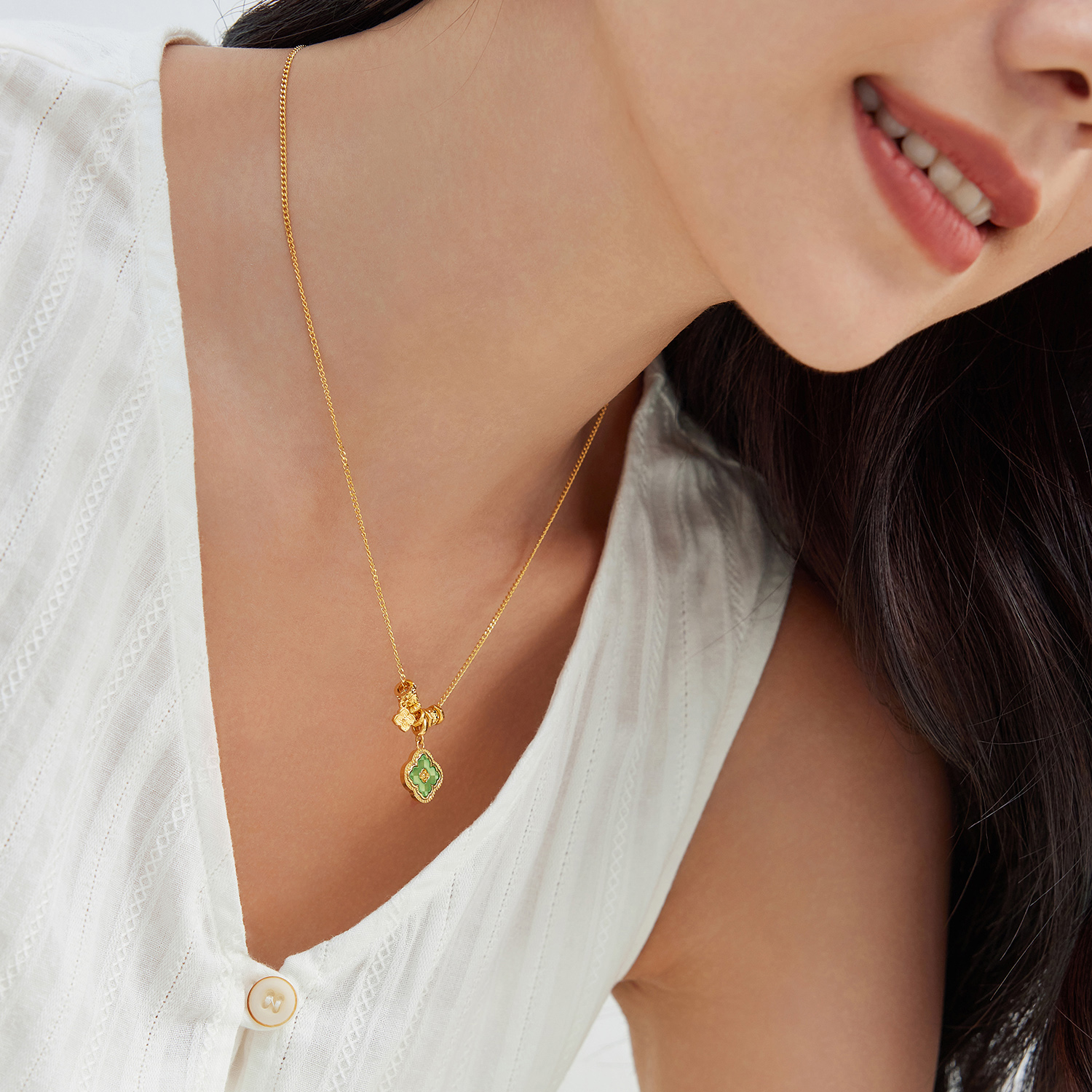 六福珠宝绿野星芒黄金项链女5G鎏彩四叶草吊坠足金计价G16G0038DS【视频看货】