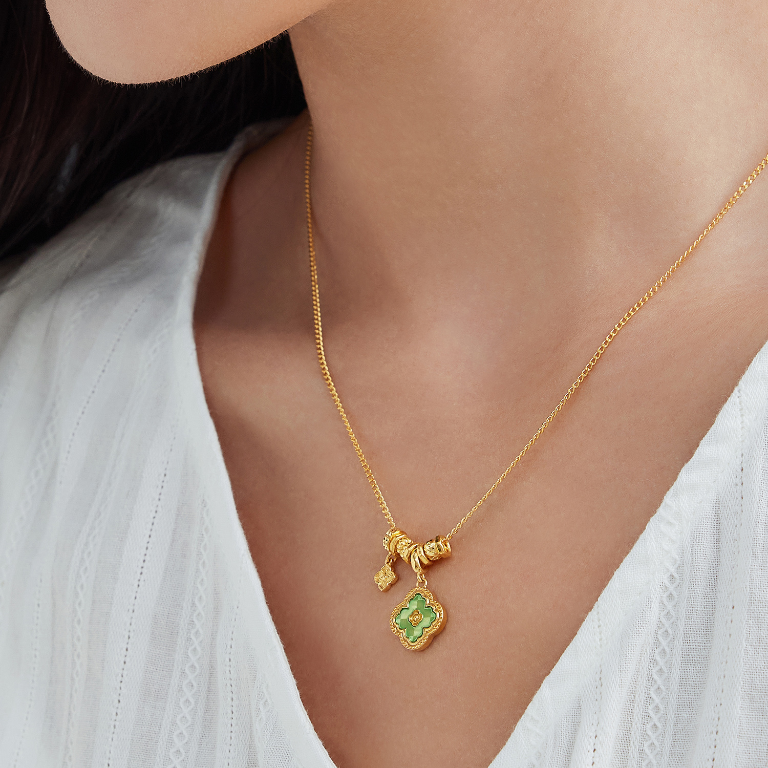 六福珠宝绿野星芒黄金项链女5G鎏彩四叶草吊坠足金计价G16G0038DS【视频看货】