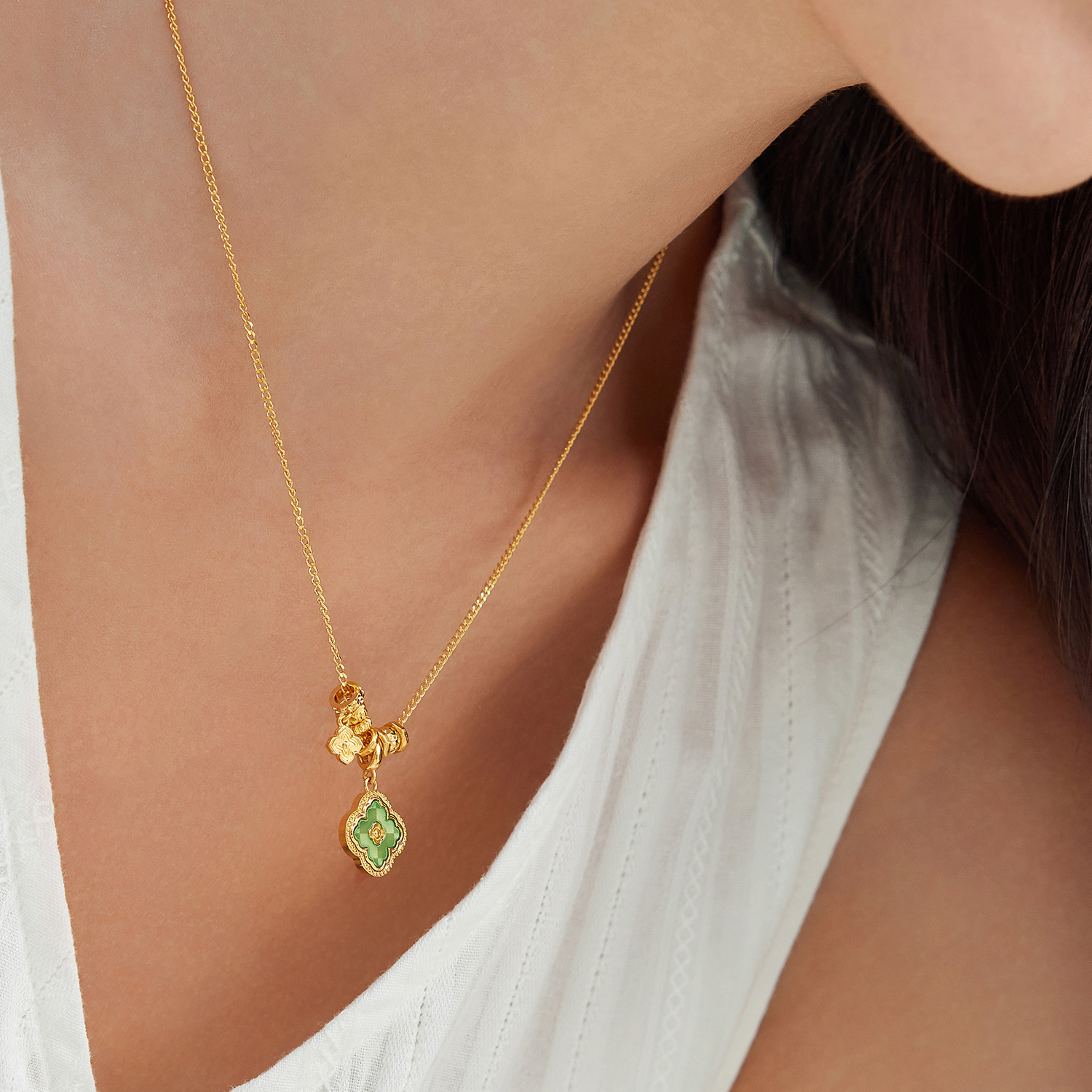 六福珠宝绿野星芒黄金项链女5G鎏彩四叶草吊坠足金计价G16G0038DS【视频看货】