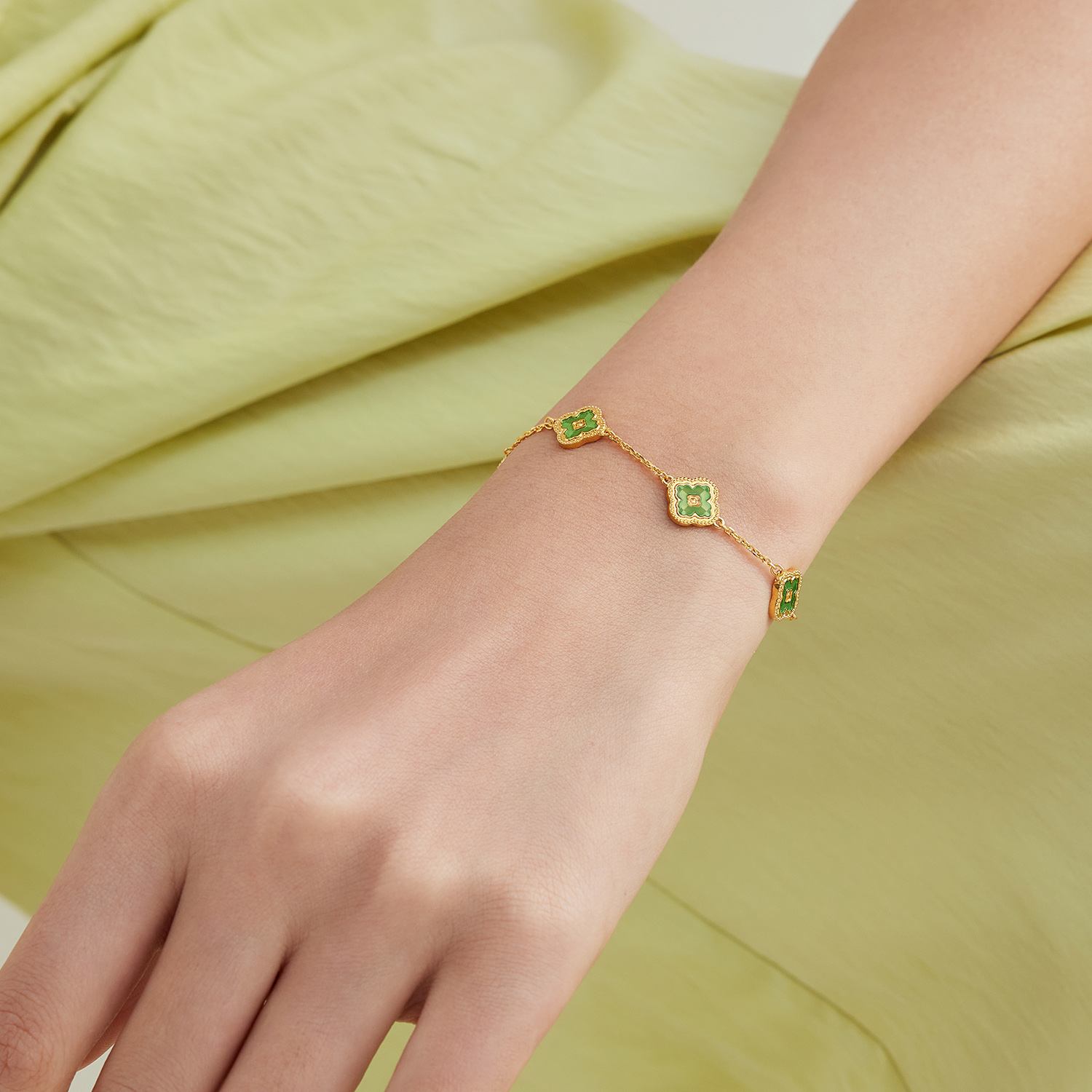 六福珠宝绿野星芒黄金手链女款鎏彩五花足金四叶草计价G16G0041DS赏春【视频看货】