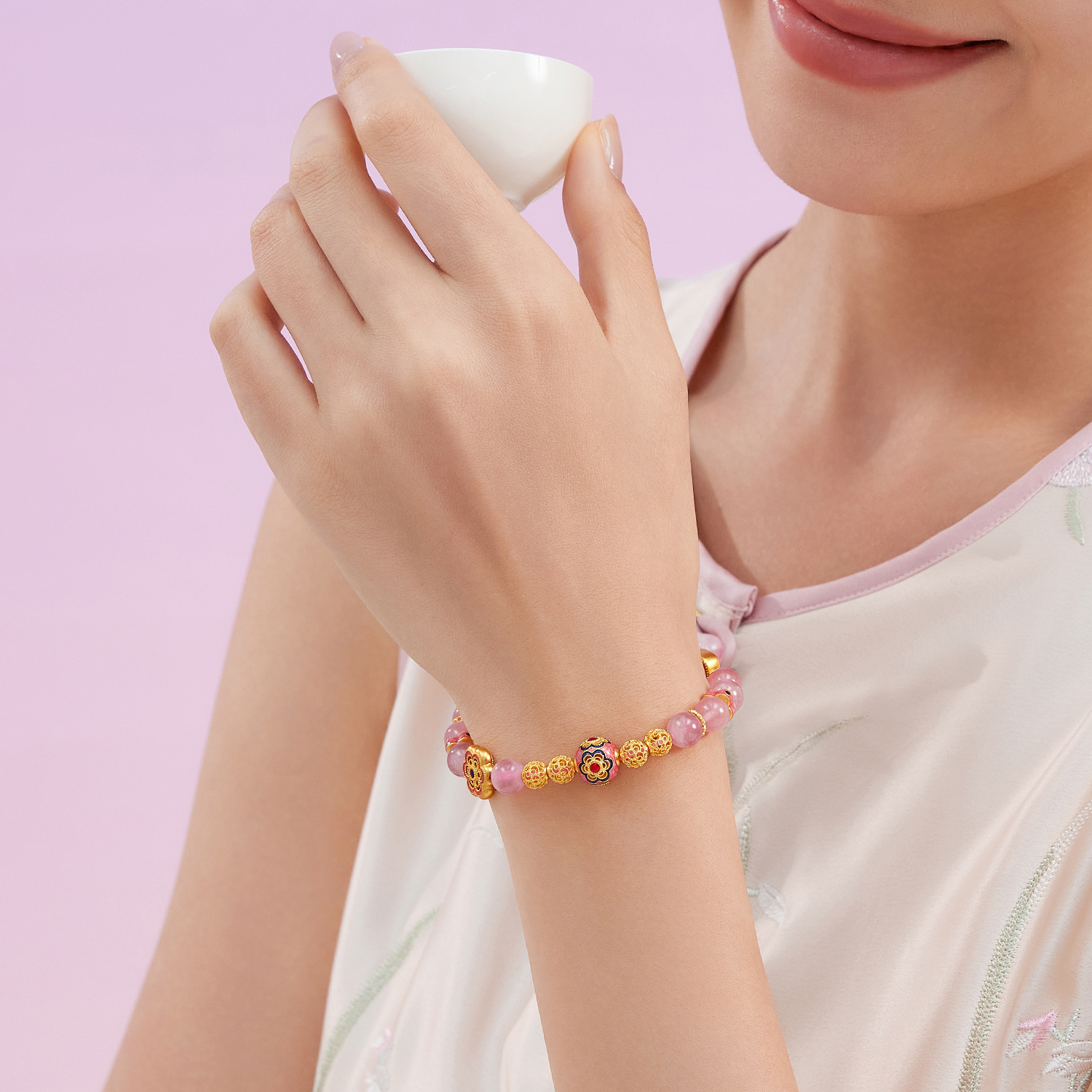 六福珠宝福满传家太阳花黄金手链鎏彩粉晶花丝手串计价F63G0088DS赏春【1V1直播看货】