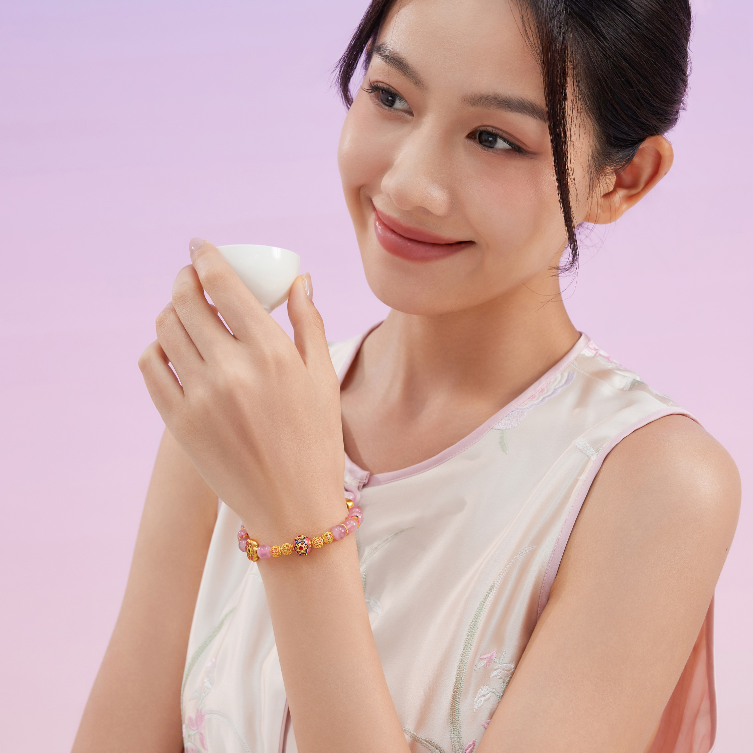 六福珠宝福满传家太阳花黄金手链鎏彩粉晶花丝手串计价F63G0088DS赏春【1V1直播看货】