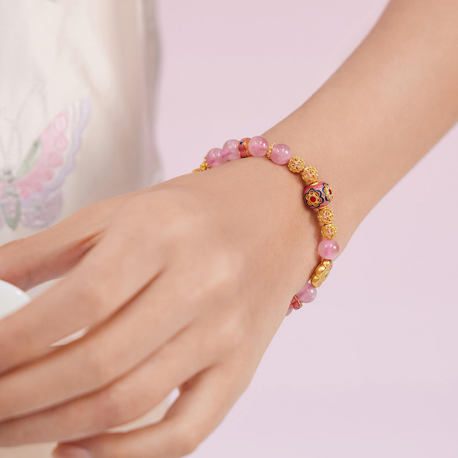 六福珠宝福满传家太阳花黄金手链鎏彩粉晶花丝手串计价F63G0088DS赏春【1V1直播看货】