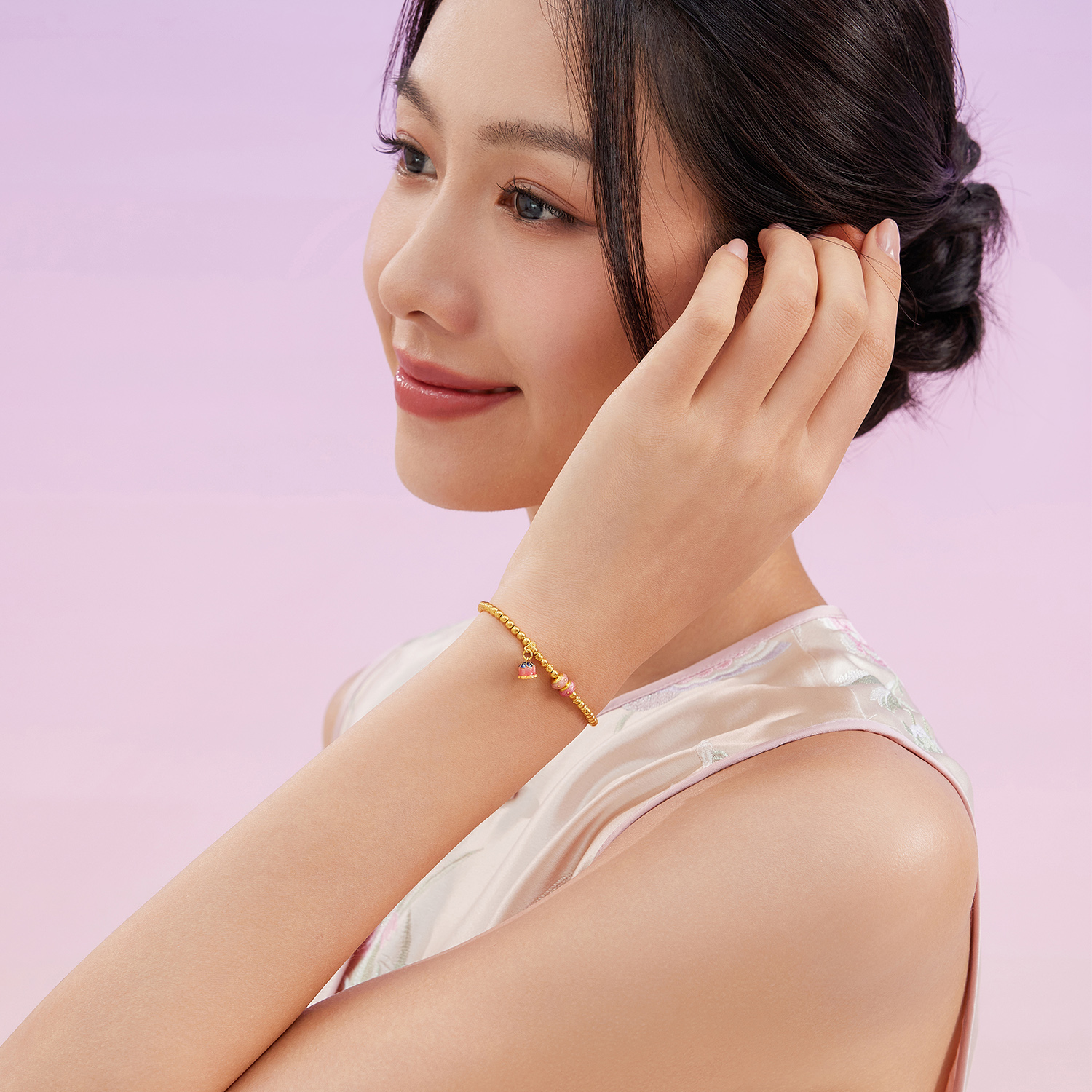 六福珠宝福满传家铃兰花黄金手链女款鎏彩金珠手串计价F63G0091DS赏春【1V1直播看货】