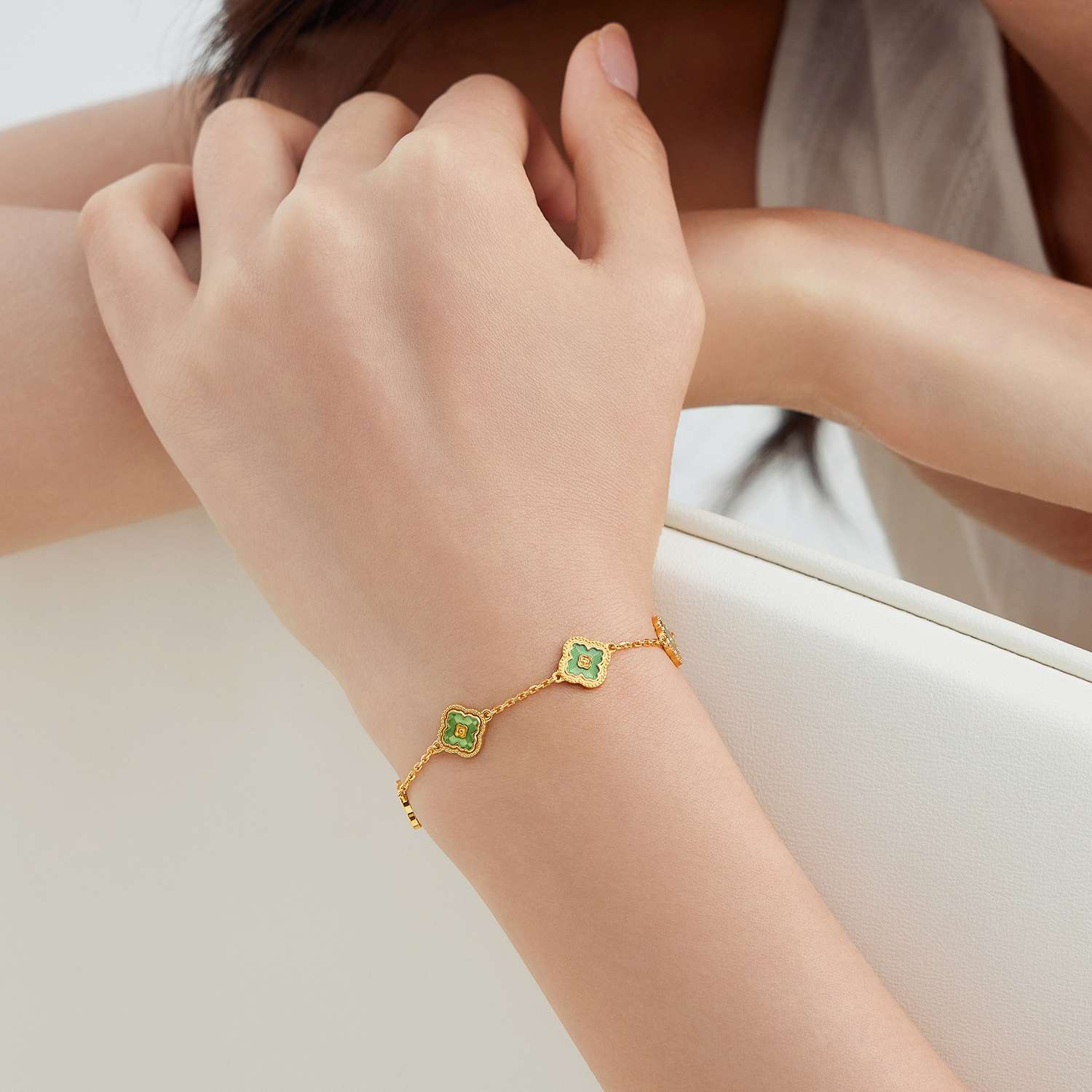 六福珠宝绿野星芒黄金手链女款鎏彩五花足金四叶草计价G16G0041DS赏春【视频看货】