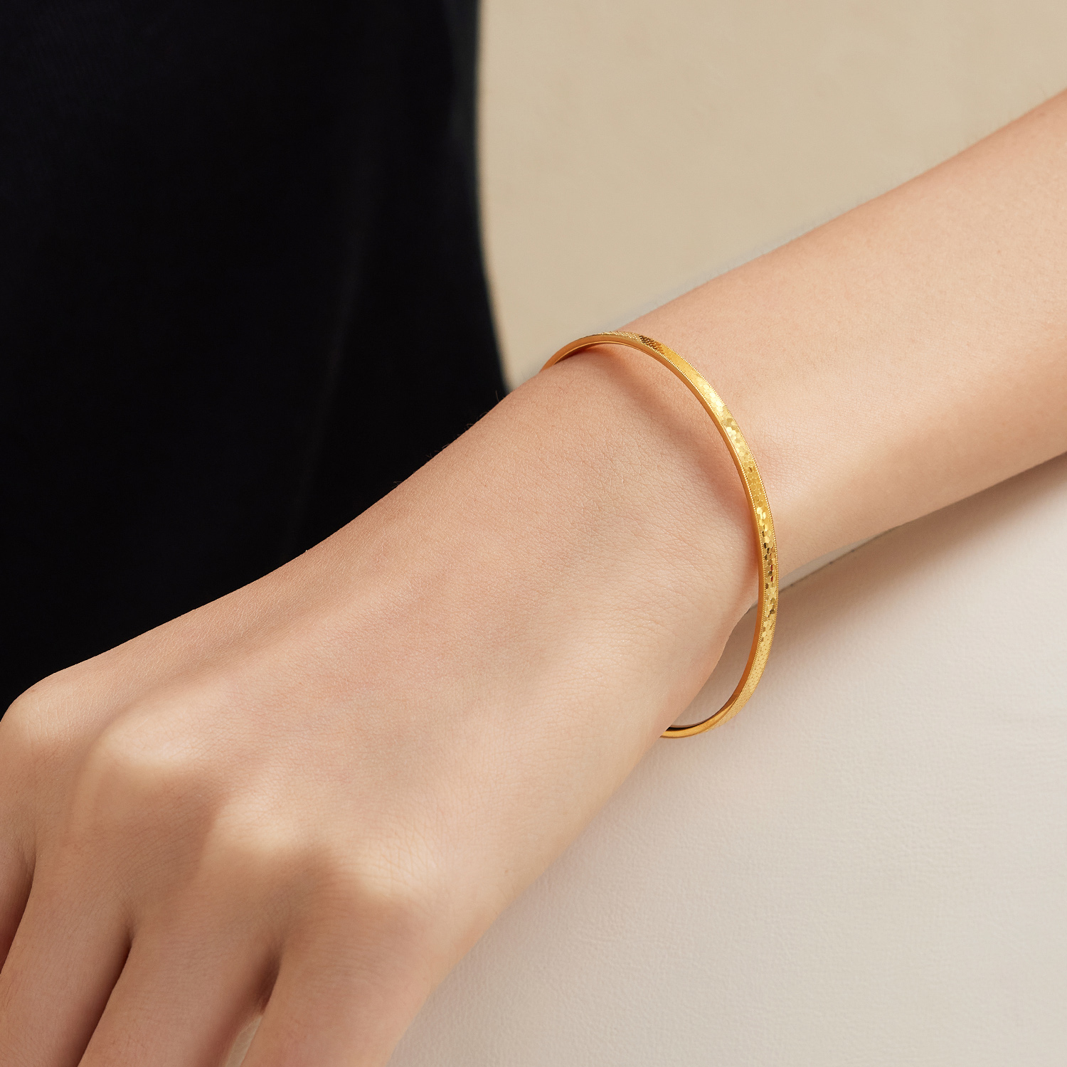 六福珠宝圆点车花黄金手镯女款闪耀足金镯子首饰计价G16G0044DS【1V1直播看货】