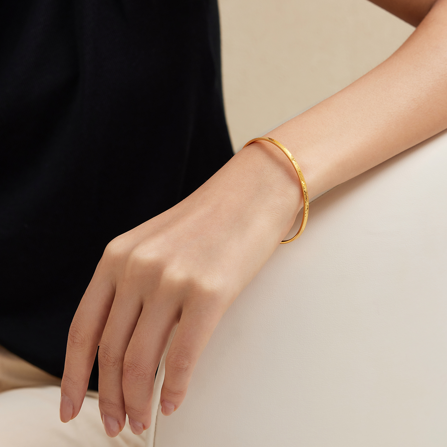 六福珠宝圆点车花黄金手镯女款闪耀足金镯子首饰计价G16G0044DS【1V1直播看货】