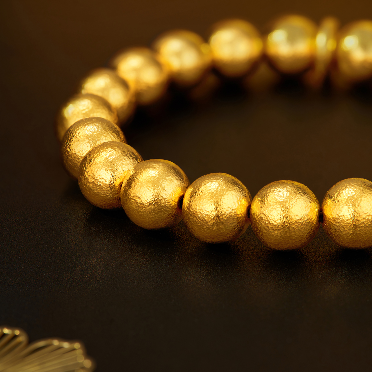 六福珠宝福满传家缘满黄金手链男手工錾刻大气手串计价F63G0103DS【视频看货】