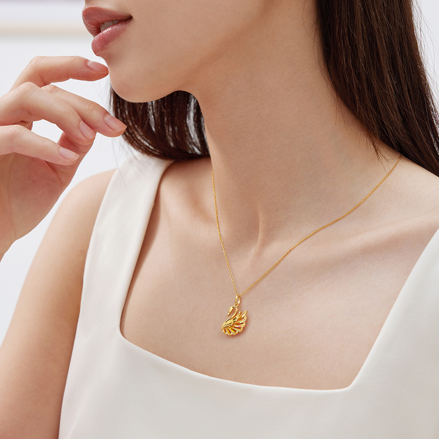 六福珠宝冰·钻天鹅黄金吊坠女款时尚炫彩色足金挂坠首饰031771PA