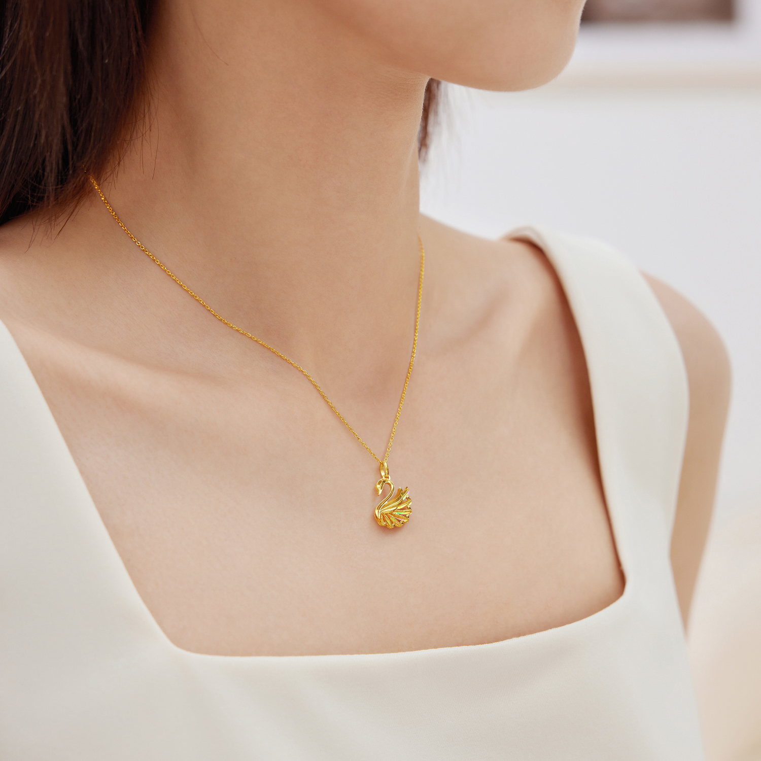 六福珠宝冰·钻天鹅黄金吊坠女款时尚炫彩色足金挂坠首饰031771PA