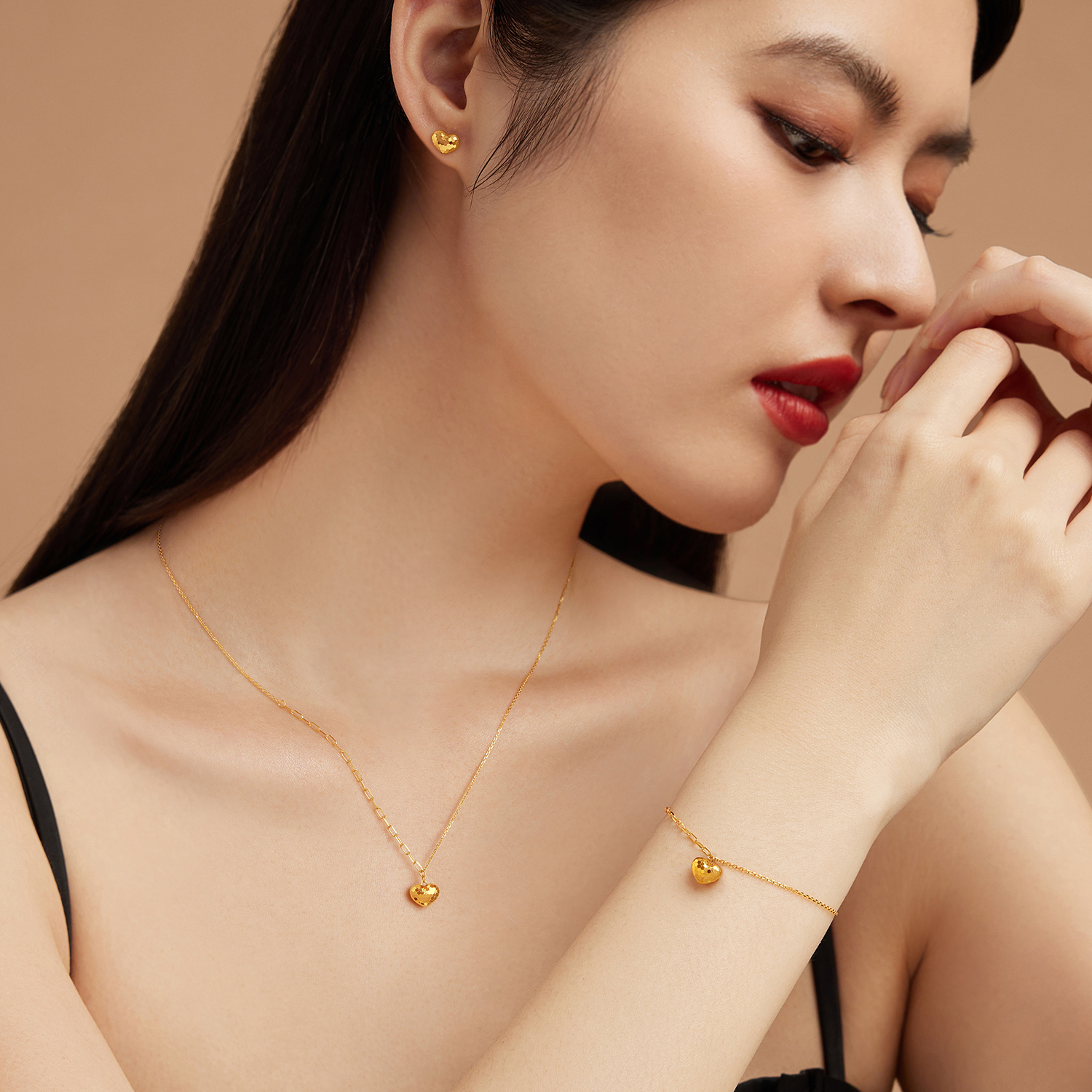 六福珠宝Goldstyle闪爱悦动黄金项链足金锁骨套链女定价010948NB
