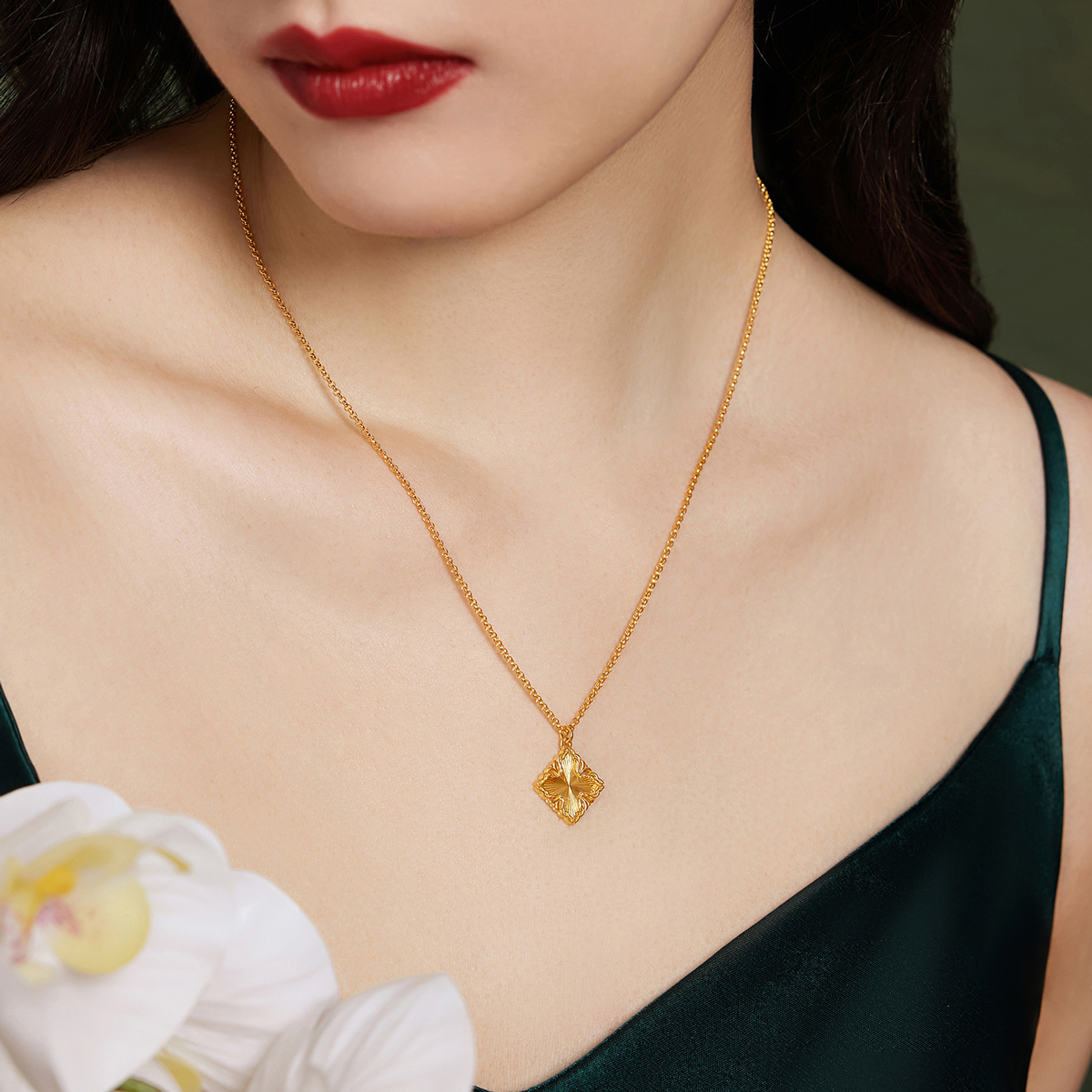 六福珠宝光影金几何菱感黄金项链女款5G足金吊坠套链计价013783NA