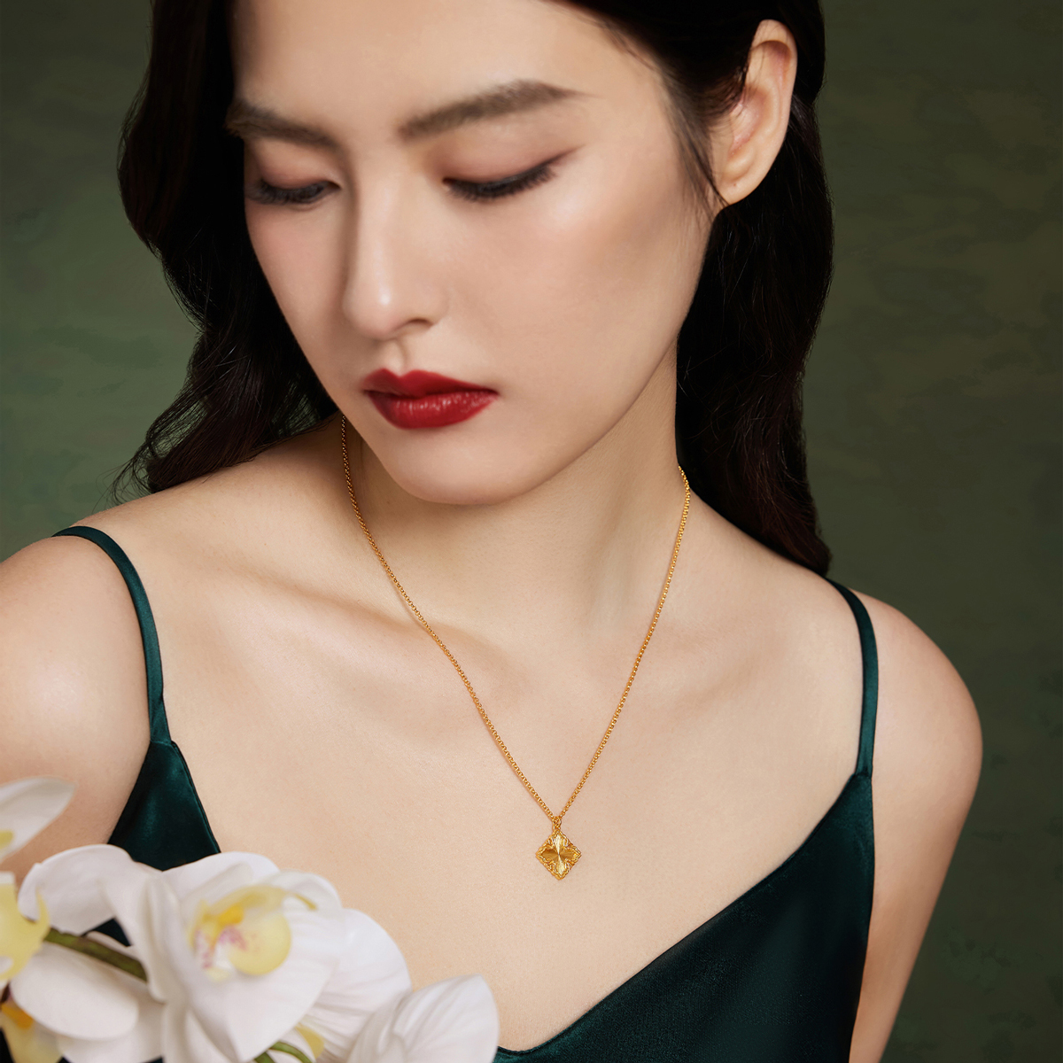 六福珠宝光影金几何菱感黄金项链女款5G足金吊坠套链计价013783NA