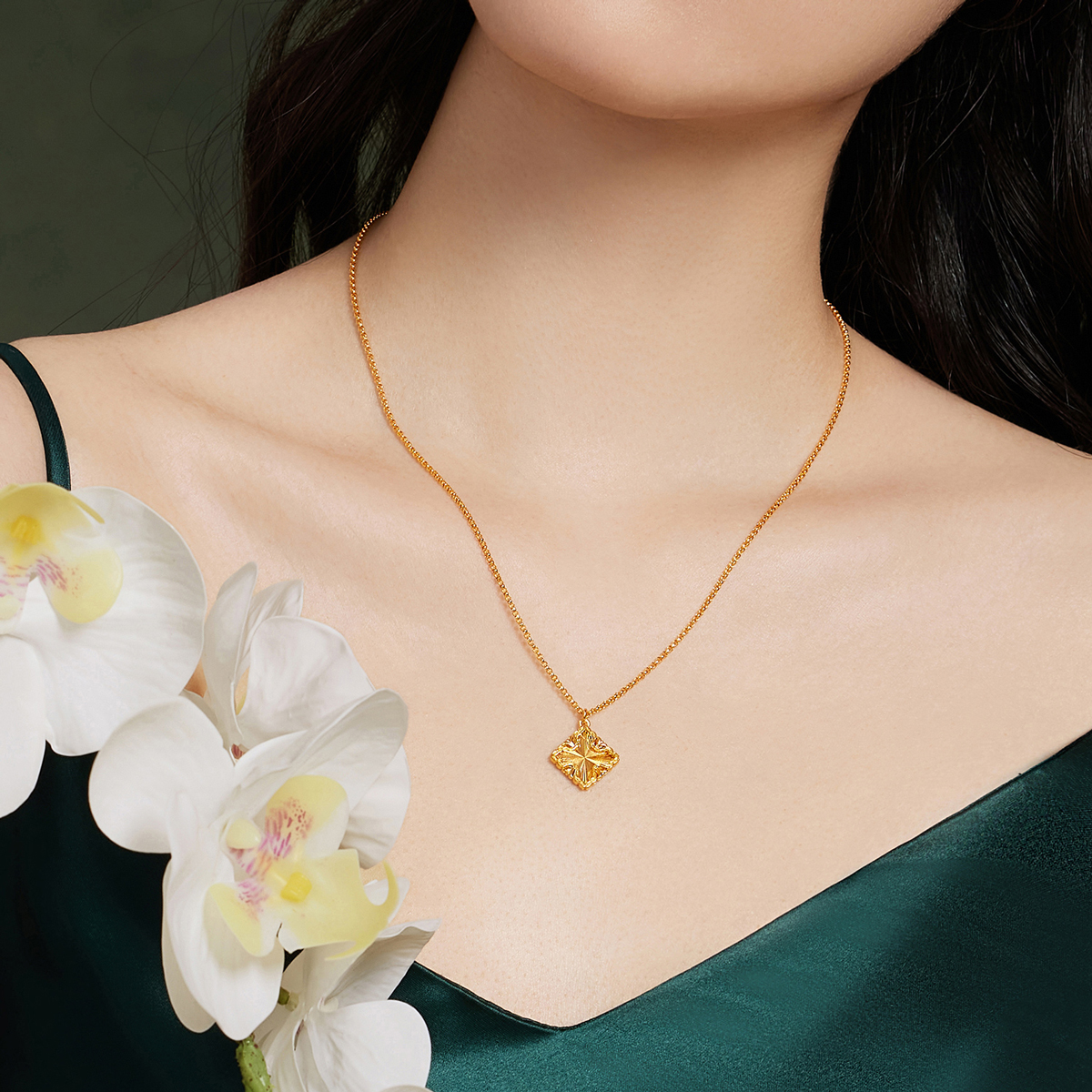 六福珠宝光影金几何菱感黄金项链女款5G足金吊坠套链计价013783NA