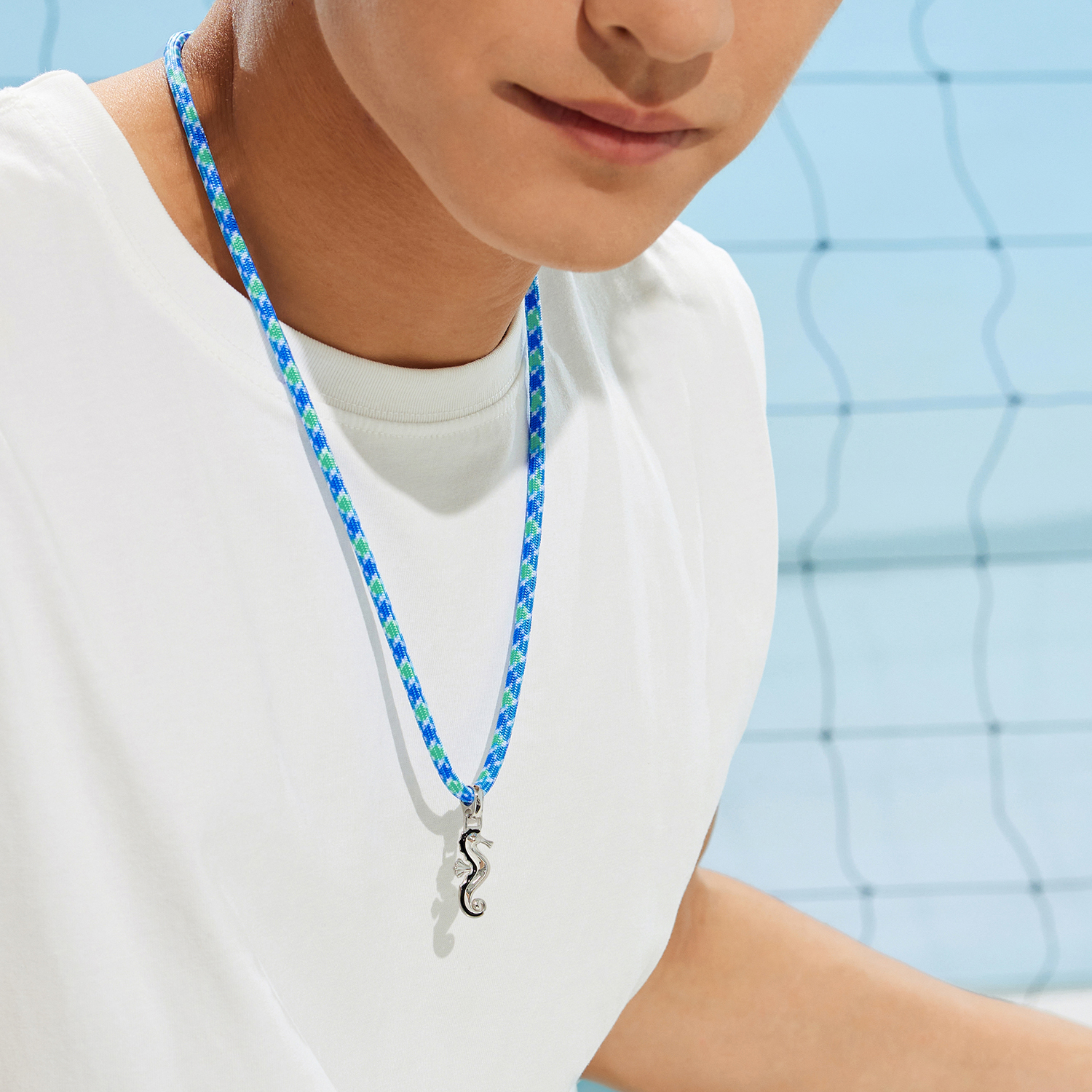 六福珠宝海洋海马铂金吊坠铂950男女款鎏彩白金挂坠彩绳GJT0022DS