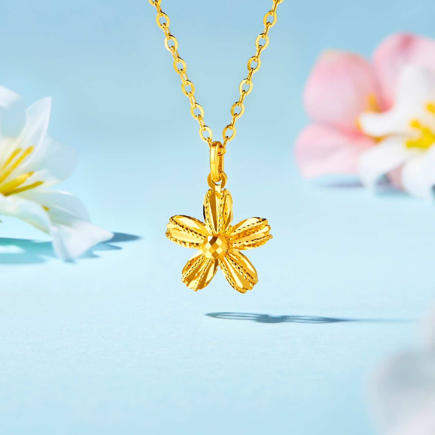 六福珠宝花瓣黄金项链女款5G手工编织贝壳足金吊坠计价GJG0144DS