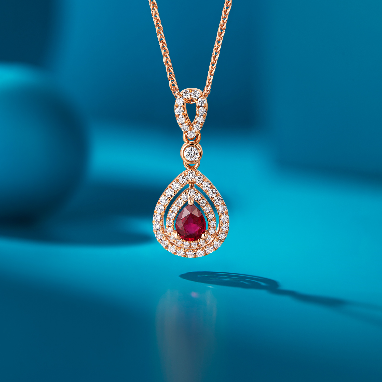 六福珠宝水滴红宝石吊坠18k金钻石首饰彩宝挂坠定价F48DSKP0011R【联系客服补货】【视频看货】