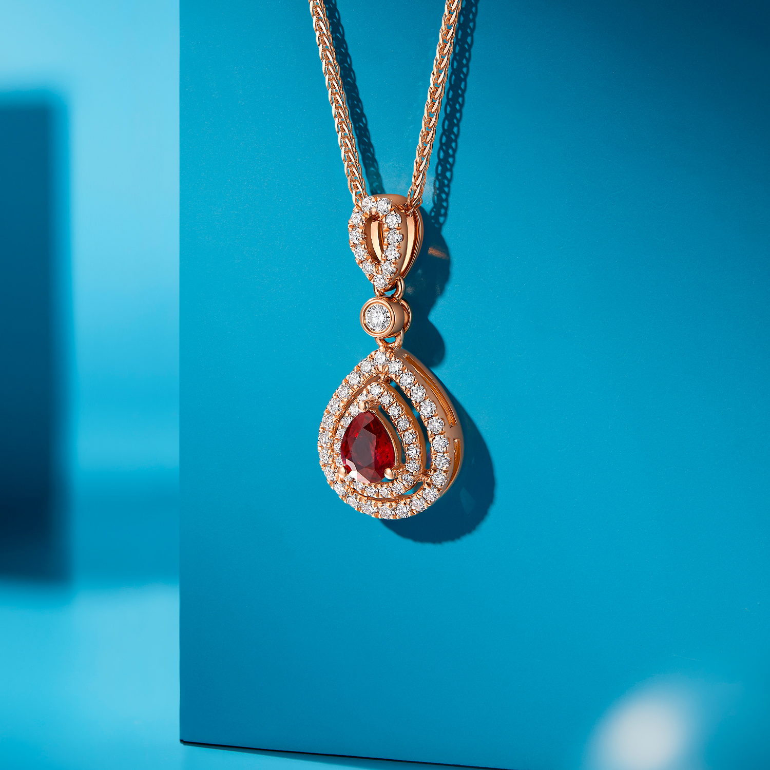 六福珠宝水滴红宝石吊坠18k金钻石首饰彩宝挂坠定价F48DSKP0011R【联系客服补货】【视频看货】