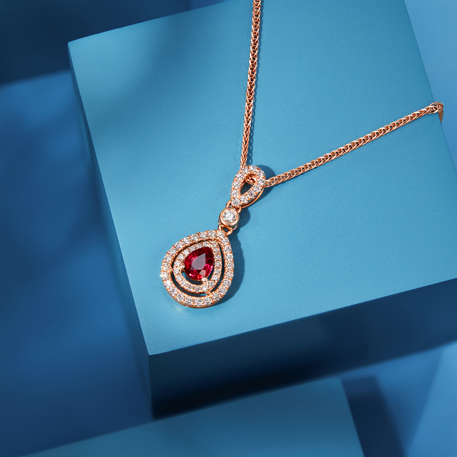 六福珠宝水滴红宝石吊坠18k金钻石首饰彩宝挂坠定价F48DSKP0011R【联系客服补货】【视频看货】