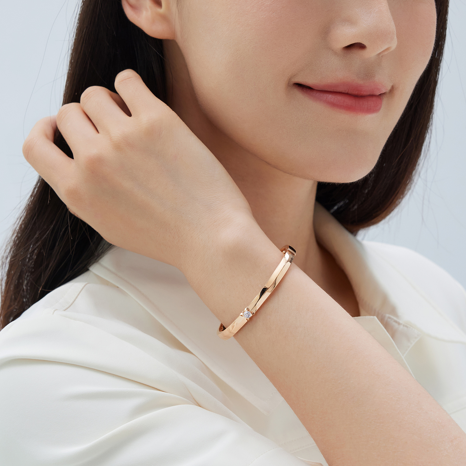 【成毅同款】【成毅同款】六福珠宝Hexicon剑脊镯身18K金钻石手镯定价HX31935【联系客服补货】【1V1直播看货】