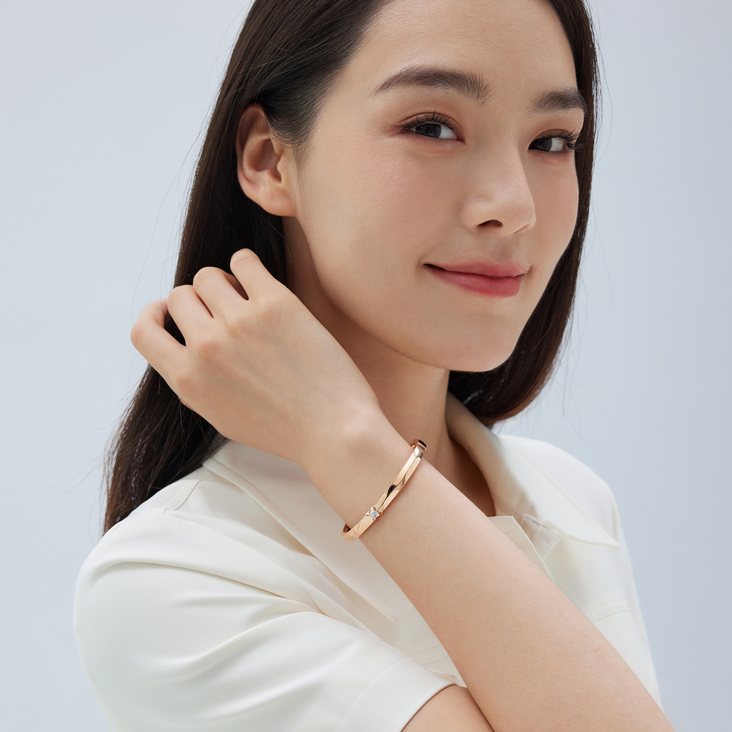 【成毅同款】【成毅同款】六福珠宝Hexicon剑脊镯身18K金钻石手镯定价HX31935【联系客服补货】【1V1直播看货】