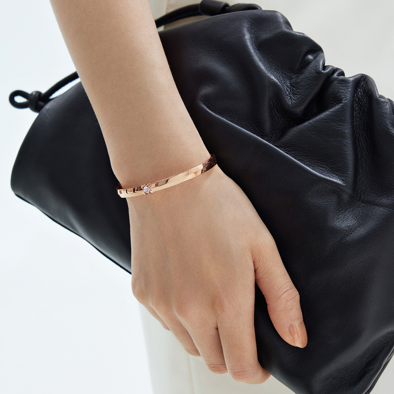 【成毅同款】【成毅同款】六福珠宝Hexicon剑脊镯身18K金钻石手镯定价HX31935【联系客服补货】【1V1直播看货】