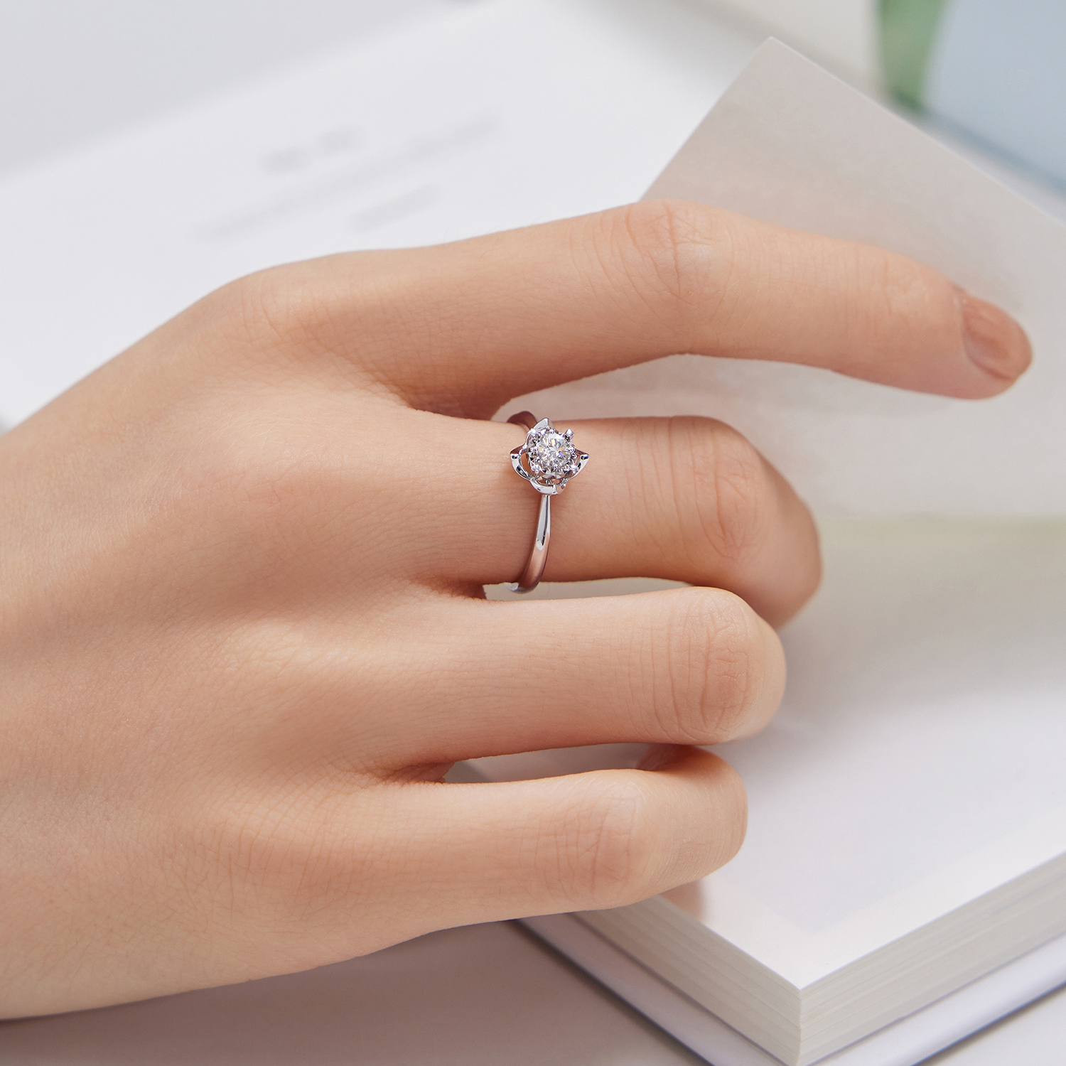 六福珠宝爱很美求婚钻戒花蕾18K金天然钻石戒指定价LB31427【联系客服补货】【视频看货】