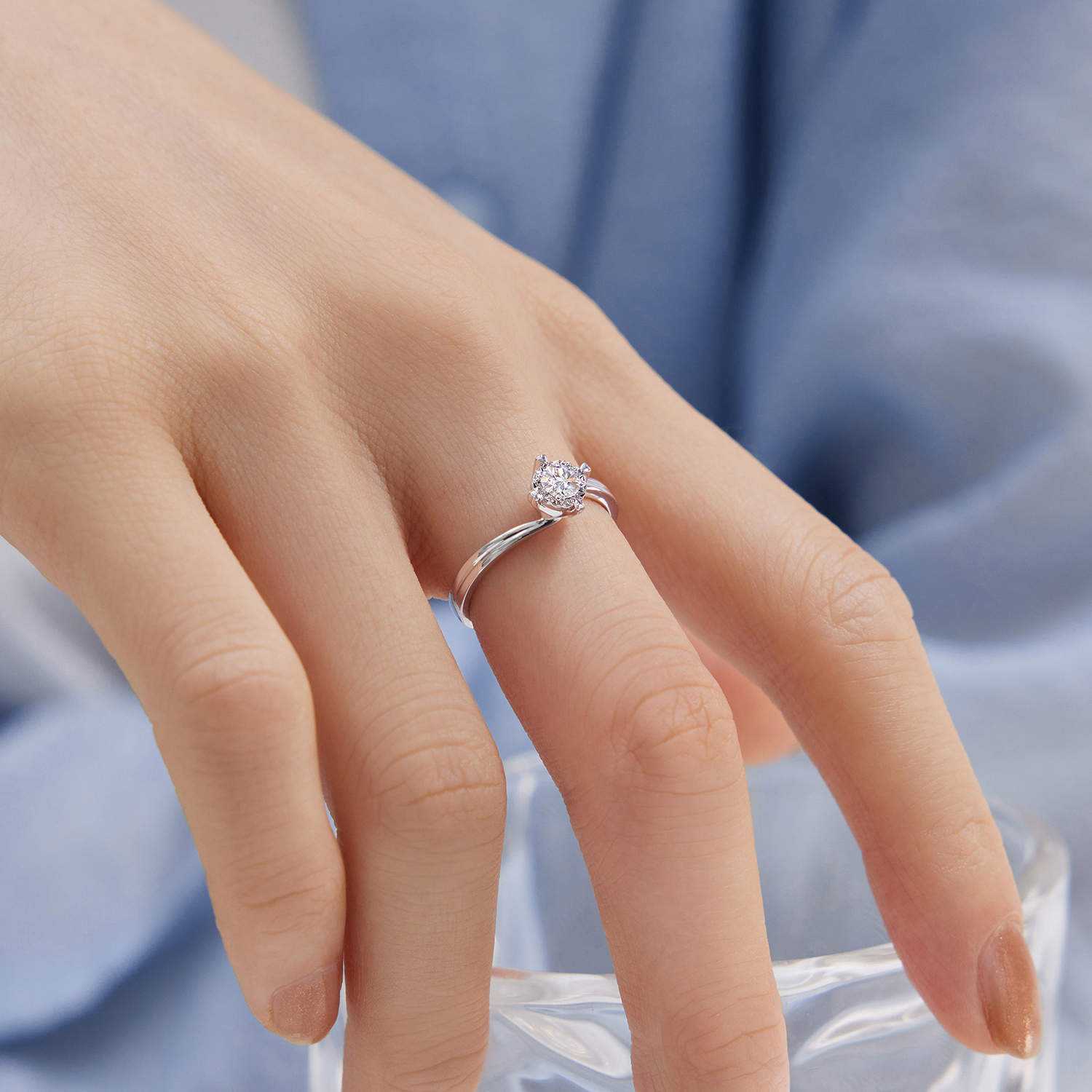 六福珠宝结婚钻戒女爱很美系列扭臂求婚18K金钻石戒指定价LB31823【联系客服补货】