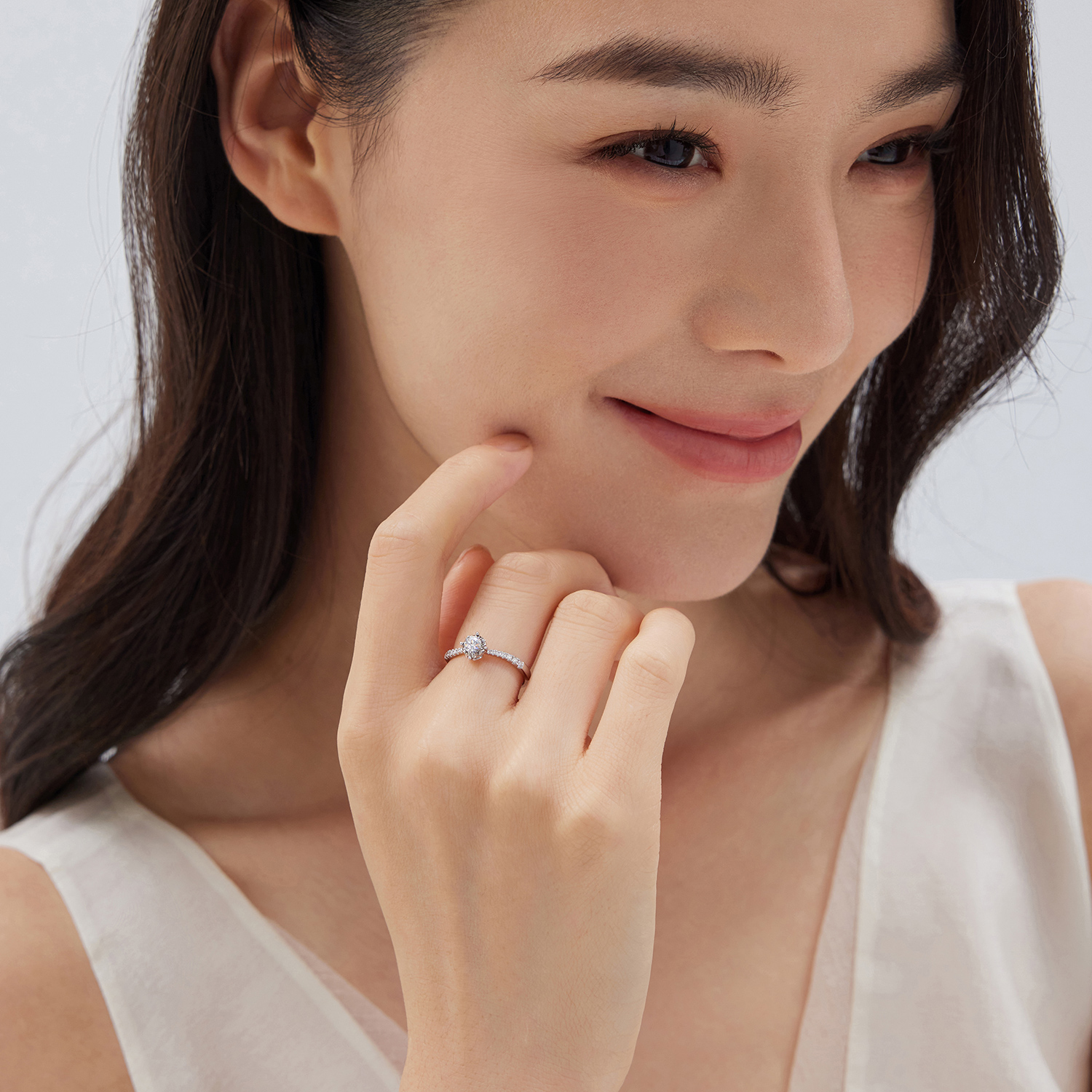 六福珠宝爱很美系列18k金天然钻石戒指求婚结婚钻戒女定价LB32436【联系客服补货】