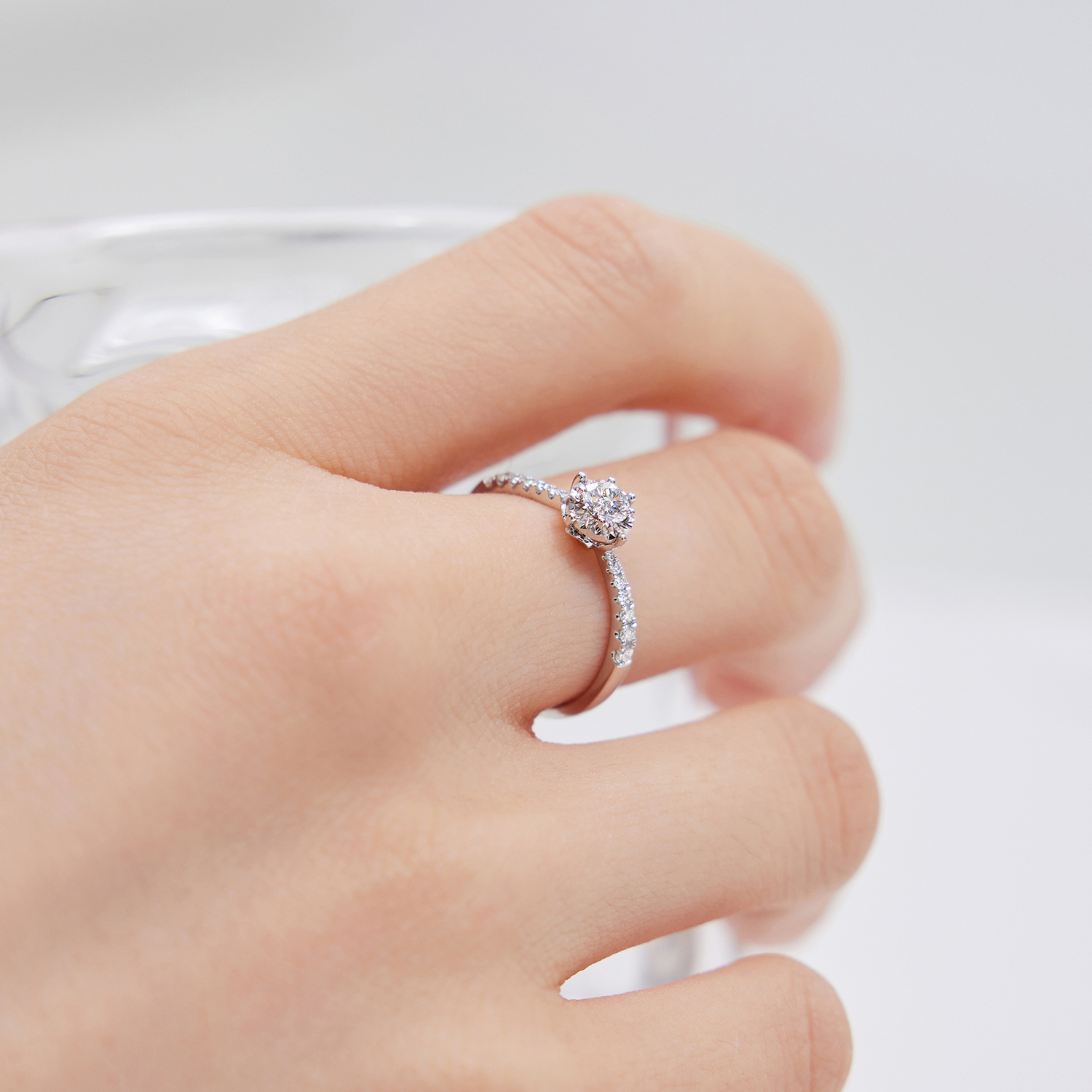 六福珠宝爱很美系列18k金天然钻石戒指求婚结婚钻戒女定价LB32436【联系客服补货】