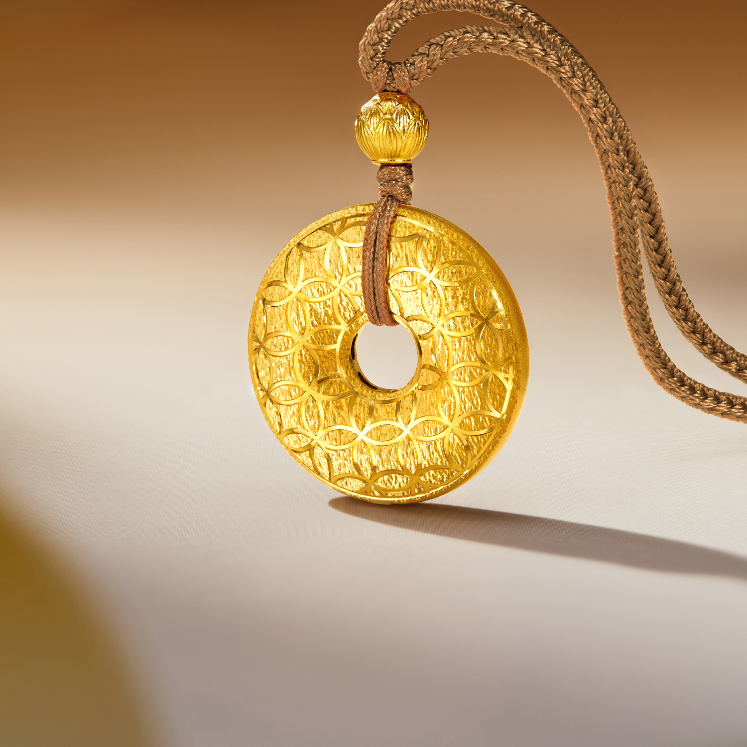 六福珠宝财富满盈平安扣黄金项链吊坠女戗刻铜钱纹计价G08G0003DS【视频看货】