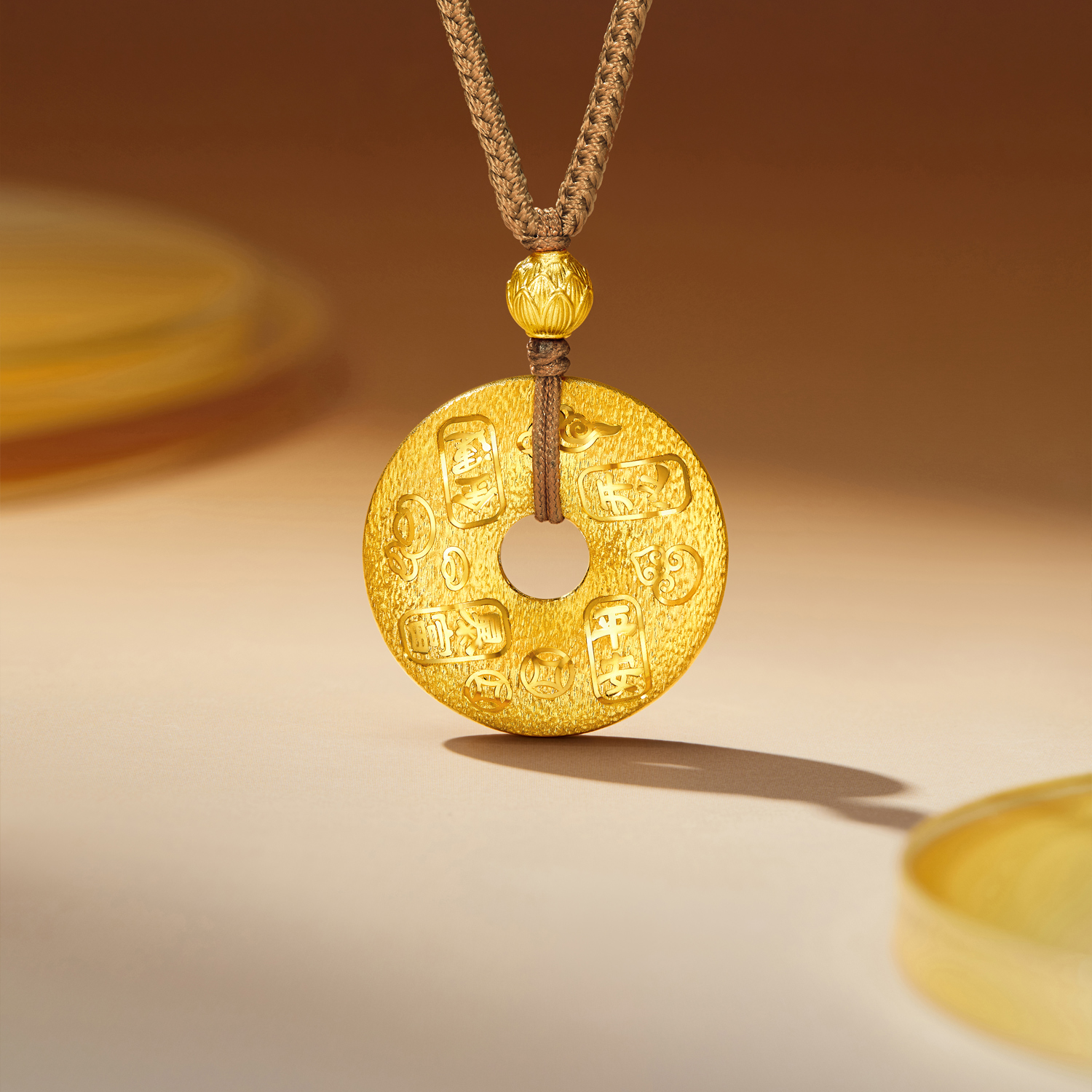 六福珠宝吉言金平安扣黄金项链吊坠女戗刻足金莲花计价G08G0004DS