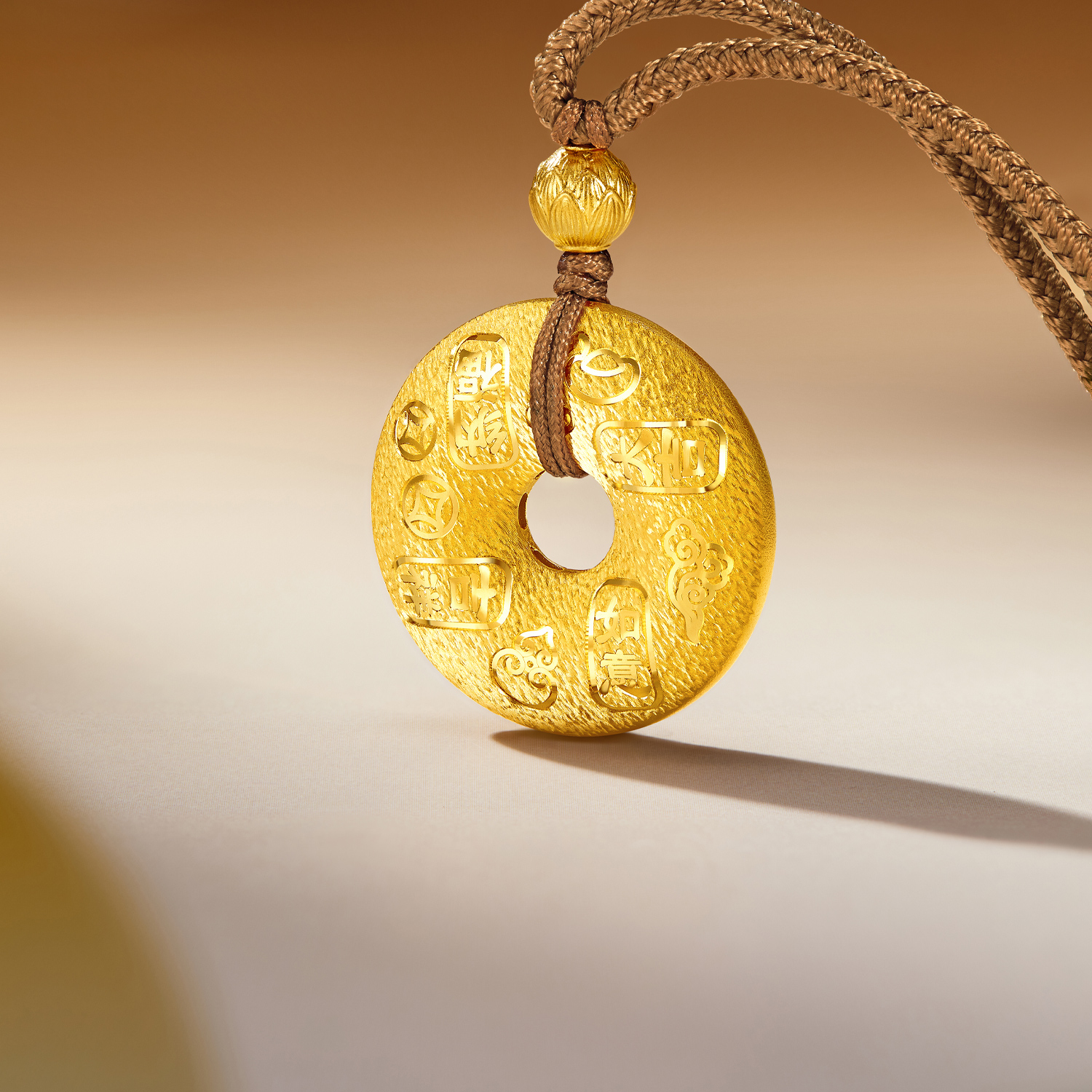 六福珠宝吉言金平安扣黄金项链吊坠女戗刻足金莲花计价G08G0004DS