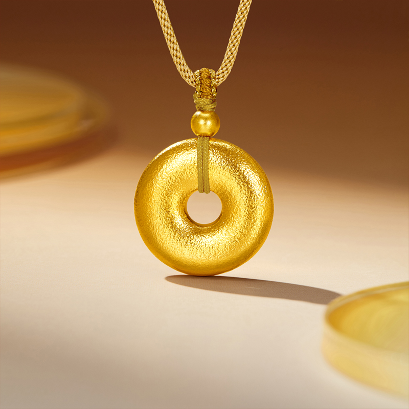 六福珠宝福满传家古法平安扣黄金项链吊坠手工錾刻计价F63G0107DS