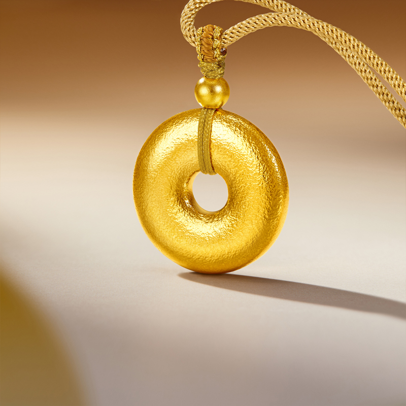 六福珠宝福满传家古法平安扣黄金项链吊坠手工錾刻计价F63G0107DS