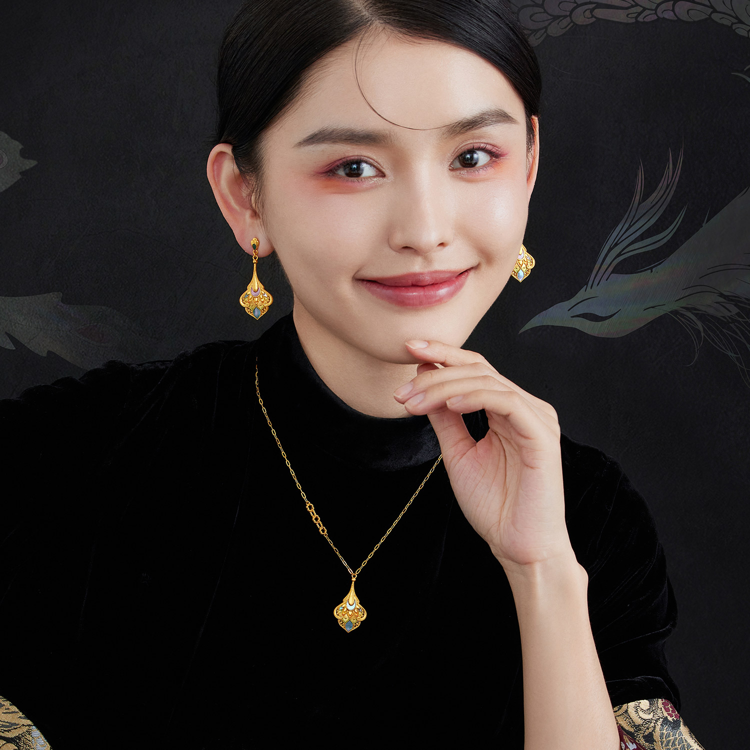 六福珠宝福满传家凤羽黄金项链手工螺钿贝壳吊坠计价L17TBGN0007【视频看货】