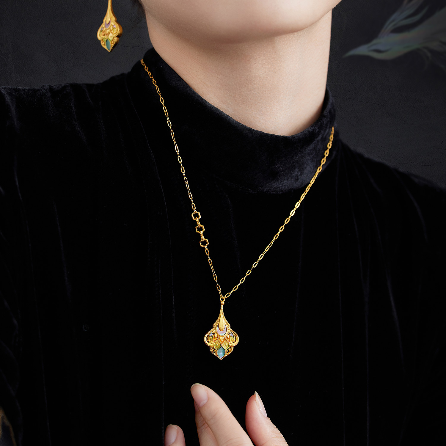 六福珠宝福满传家凤羽黄金项链手工螺钿贝壳吊坠计价L17TBGN0007【视频看货】