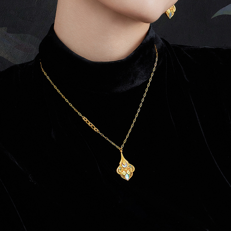 六福珠宝福满传家凤羽黄金项链手工螺钿贝壳吊坠计价L17TBGN0007【视频看货】