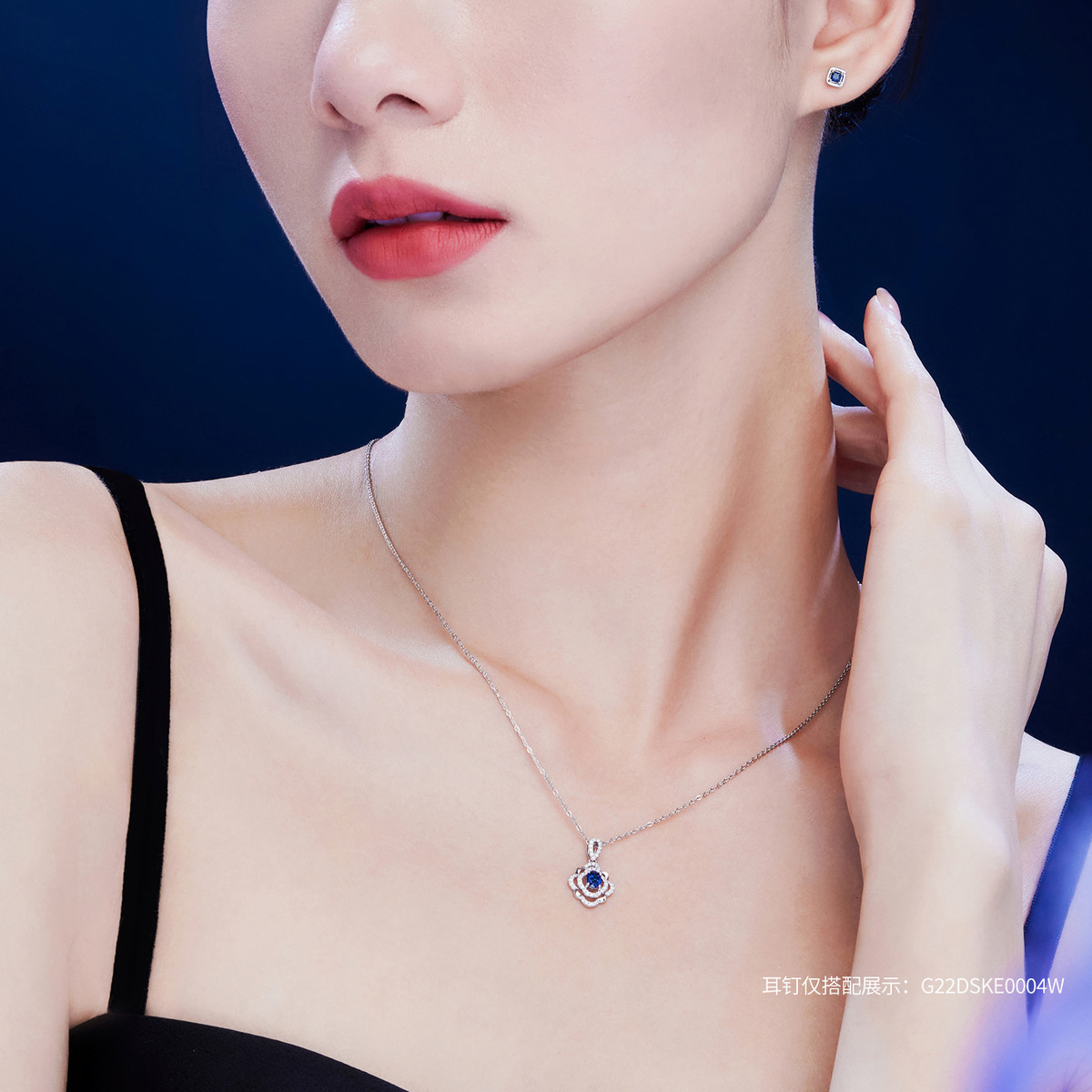 六福珠宝花型蓝宝石吊坠女送妈妈18K金钻石挂坠定价F48DSKP0008W【联系客服补货】